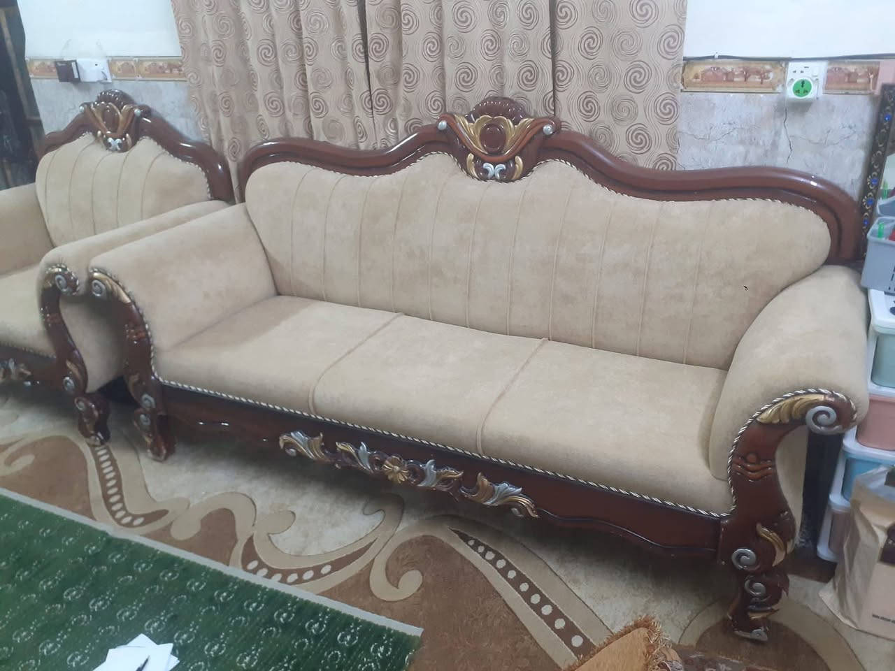 تخم ٨ مقاعد نظيف جدا مابي اي ضرر للبيع العنوان بغداد الحسينيه الاتصال ***********
