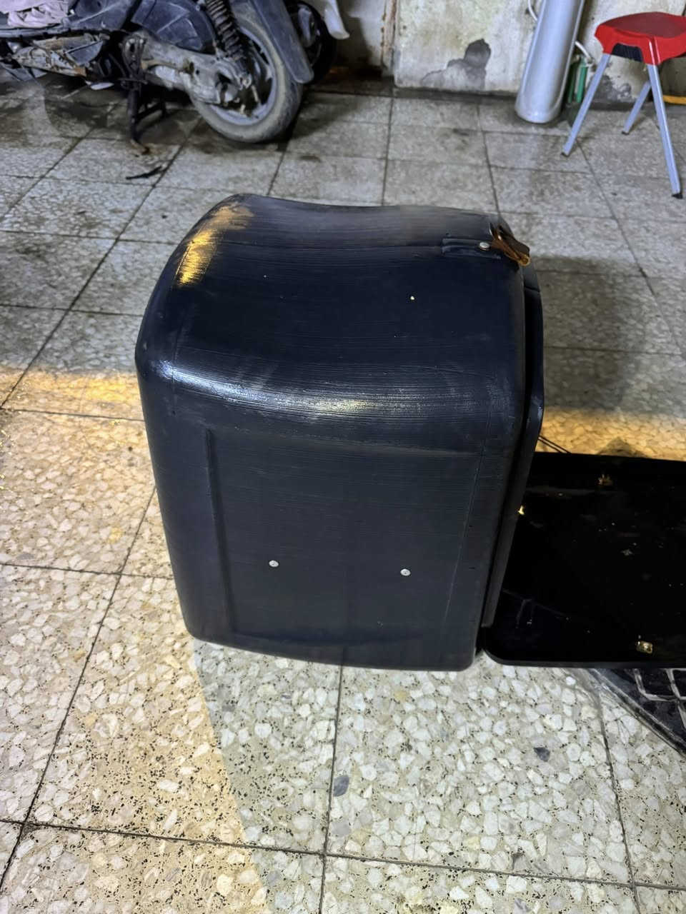 سلام عليكم صدوك دليفري لبيع اخو جديد ستعمال قليل كلش سبوع لون اسود سعر ٥٠ وبي مجال لطيبين مكاني البصره جمعيت اسكان المواني شارع الميثاق رقم الهاتف ***********
