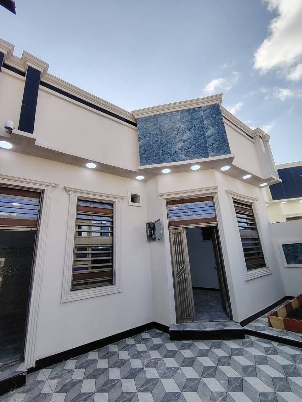 سلام عليكم خوان بيت لبيع طابو زراعي عراقي مساحه 160 يتكون البيت من قرفتين ومطبخ وديوان وصاله وصحيات داخلية وخارجيه وكراج سياره العنوان بصره ابو الخصيب تريق سيد حامد مبايل *********** البصرة, العراق
