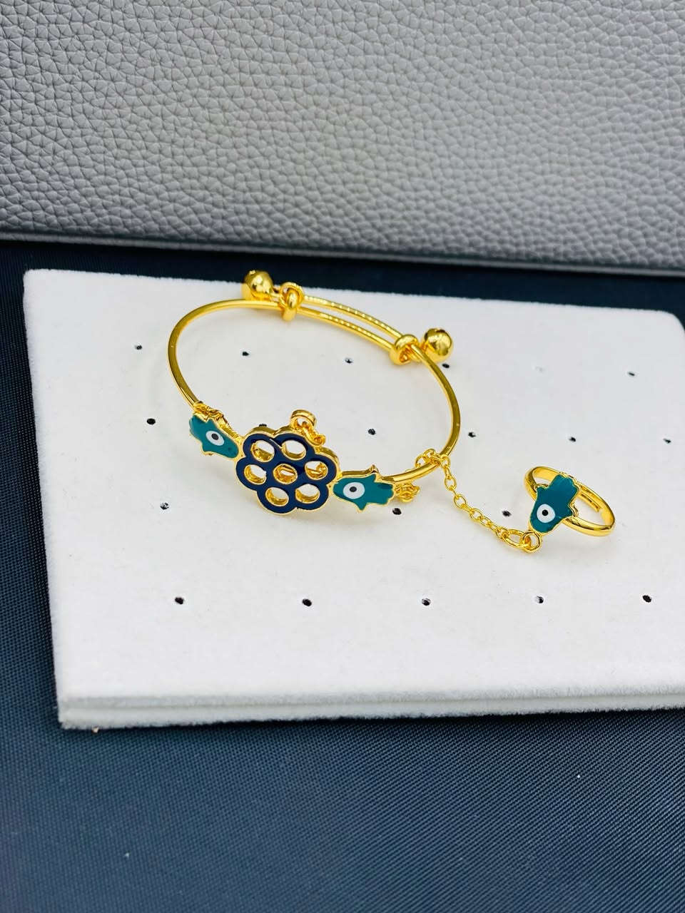 شباحية  أطفال 👶
موديلات ناعمه وأنيقه يضيف لمسة جمال لإطلالة الصغار 💖
تصميم خفيف ومريح لليد مناسب للاستخدام اليومي والمناسبات 👌
موديلات حلوة تناسب الأطفال وتخليهم يلمعون أكثر ✨
‏_______________Girly______________
نتميز بكل ما هو جديد بعالم الإكسسوارات 💍
للاستفسار يرجى مراسلة الصفحة 📩
أو زورونا بموقعنا الكائن في:
📍 تكريت – مجمع العقيق التجاري مقابل منتزه زيونة
🚚 يتوفر توصيل إلى كافة محافظات العراق
#سوار_اطفال
#اكسسوارات_اطفال
#بنات
#ترند
#girly


**إذا كنت صاحب هذا الإعلان وتريد حذفه لأي سبب، رجاءا أرسل رسالة إلى الدعم الفني**