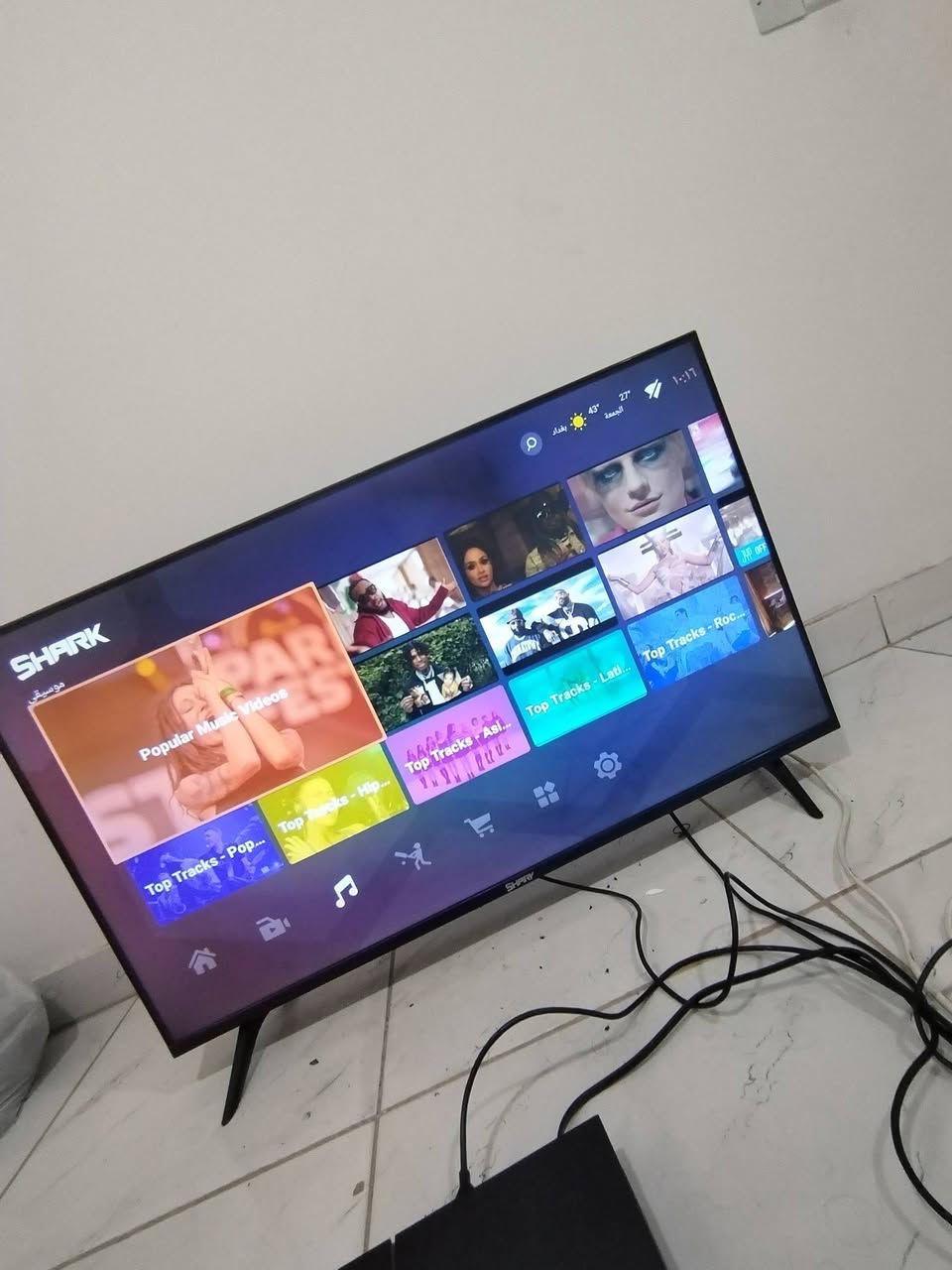 تلفزيون من شركة shark. .سمارت الذكي يدعم كل قنوات و اشتراكات نت فليكس و قنوات رياضه وكل قنوات اشتراك حجم شاشه 32 بيها شوي طكعا صغيره كلش ما تبين ابد سعرها 130 مع ملحقاته ستاند و كل ملحقاته مكاني بغداد الجديده رقمي ***********
