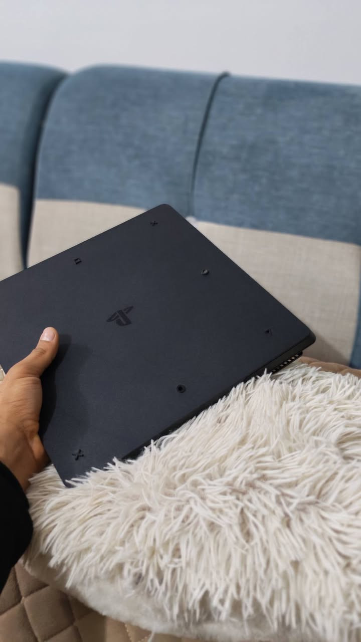 السلام عليكم
بلي فور  اسلم مهكر  نضام 9  ذاكرة  1 تيرا  ستيكر  شركة بعده 
وياه يدة اصلية وثانية تجارية 
كامل ملحقاته وكارتونته  وكلشي
تفعيل تهكيره نضامين بدون  فلاشة وبفلاشة ياهو تفضل بكيفك
نضافة مثل ما موضحة، مليان العاب  والعاب قوية فقط
امانة الله استخدام  كلش قليل بسبب  قلة  الفراغ بسبب العمل  واغلب وقته نايم
سبب البيع عندي  بلي 5  ايضاً وهكرته فبعد ماحتاج الفور
السعر  ٣٠٠ قفل سعر نهائي
مكاني  ديالى _ الخالص 
رقم  ***********
هاتف، وتساب،  ماسنجر موجود
