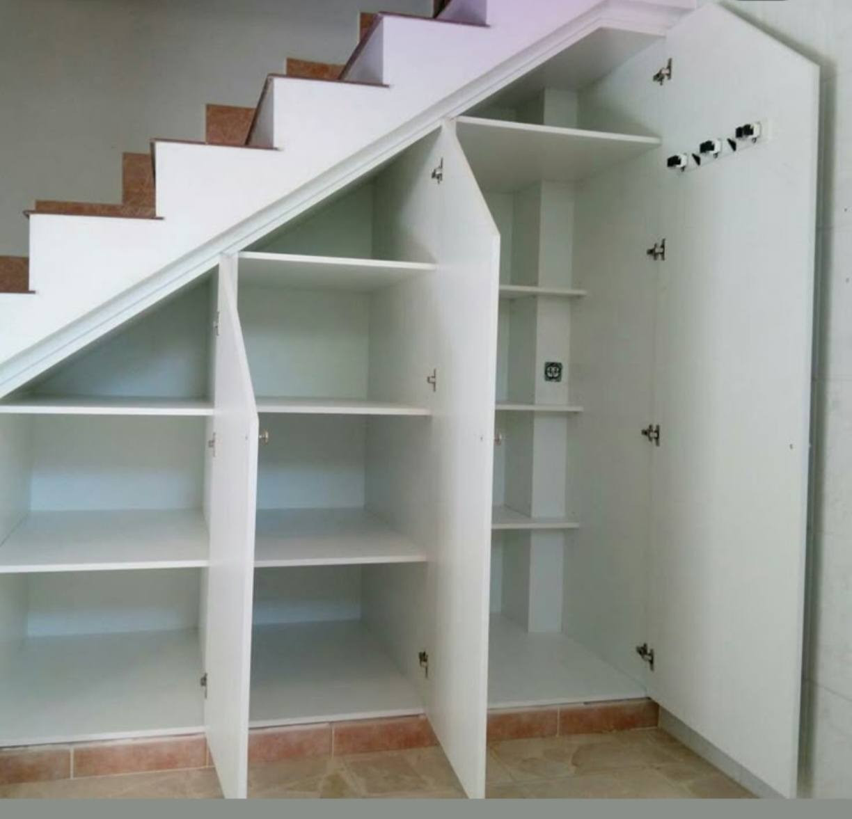 بعض الافكار لاستغلال اسفل الدرج  للتخزين واضافة لمسة ديكور جميلة
للعمل والتنفيذ الاتصال  بالرقم *********** ابو احمد

