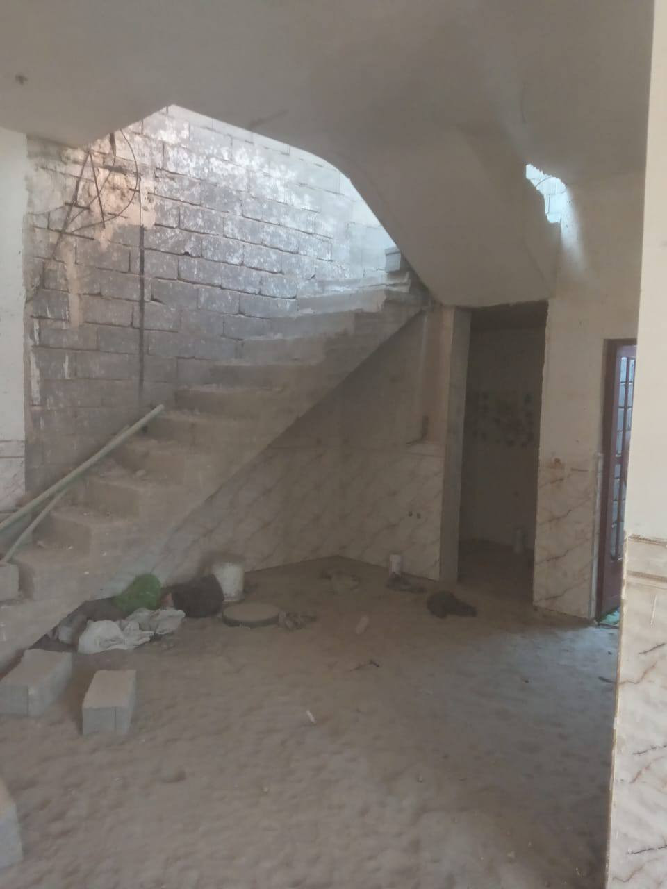 بيت مساحة 160 متر بالمختار قرب جامع الخناجرة #للبيع 
غرفة نوم وصالة استقبال مطبخ  كراج حمام تواليت بيت جاهز مجاري وكهربائيات والارضية جاهزه بس يحتاج سيراميك سعر 45 وبي مجال

للتواصل *********** واتساب
