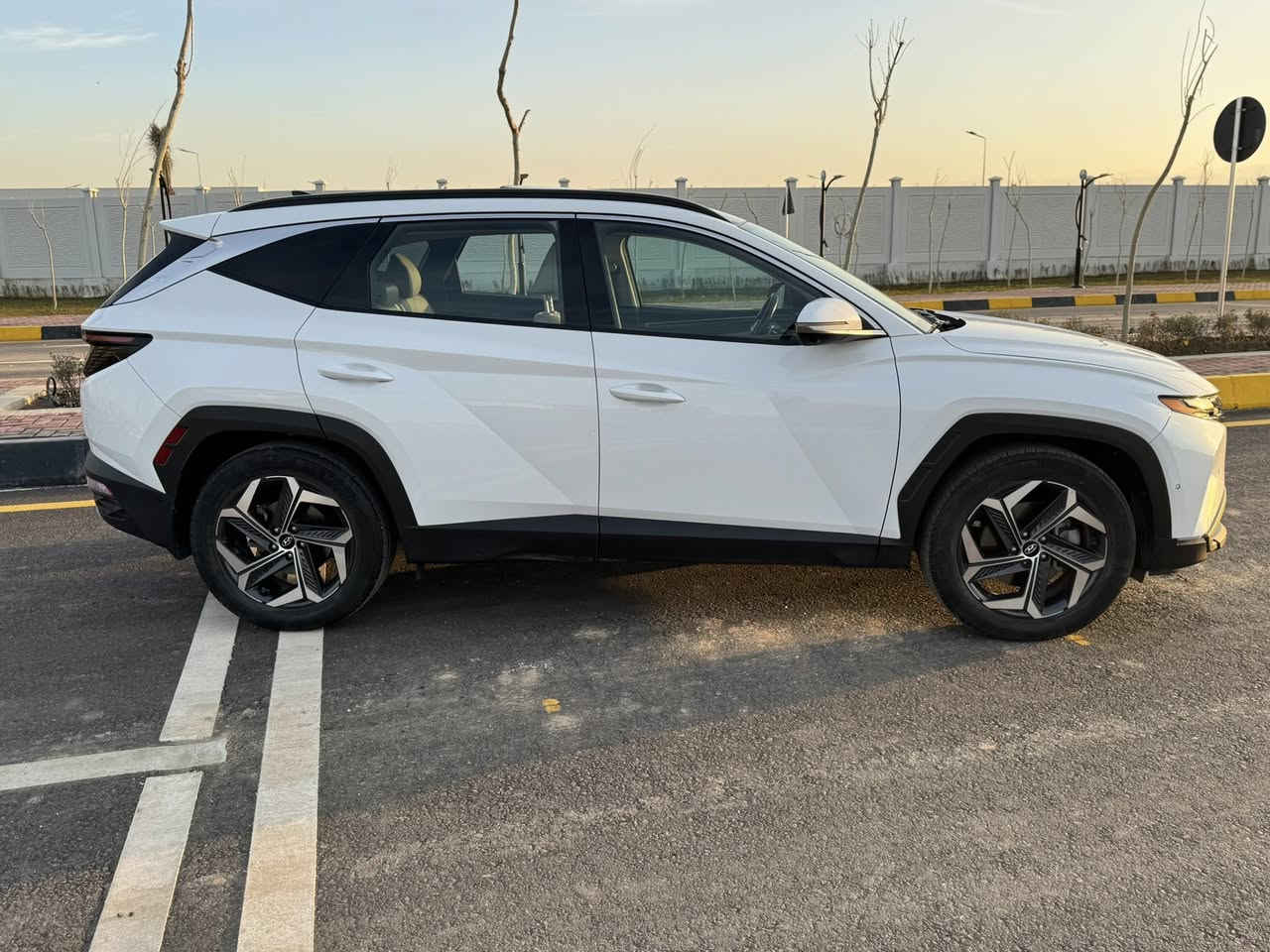 هيونداي توسان 2022
وارد أمريكي
مرقم اربيل 
فول مواصفات VIP

الممشى: 29,000 ميل

المواصفات:
 • داخلية جلد أبيض فاخرة
 • سقف بانوراما
 • مقاعد أمامية تدفئة وتبريد
 • مقاعد خلفية تدفئة
 • مقاعد كهربائية مع خاصية الذاكرة
 • كاميرات 360 درجة
 • رادارات ونظام تحديد المسار
 • صندوق خلفي كهربائي
 • تشغيل وتحريك السيارة عن بُعد بواسطة المفتاح
 • ستيرن تدفئة

الضرر:
جاملغ جهة السائق مبدل بنفس اللون .

السيارة نظيفة جداً، استخدام شخصي، ومواصفات عالية
السعر:
(23,000$)
رقم الهاتف:
***********
