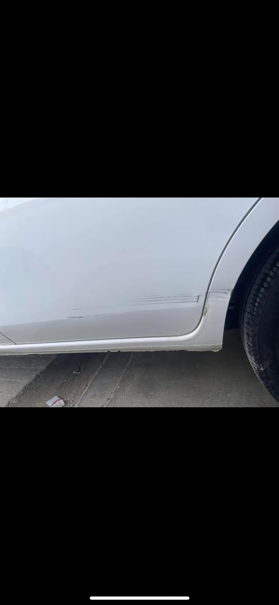 سلام عليكم ورحمه الله وبركاته 
الهمَّ صلِ على محمد وال محمد
نيسان صني هندي 2022 ماشيه 77 الف سيارة مرتبة مال بيت  بيها قطعتين  مبدلات جاملغ سايق والبنيد ما لايحة دواخل وشخط بالباب الخلفي جهة السايق  موضح بالصوره تبريد ثلج  منضومه ع وضع الشركة سيارة متعبانه ومرتبه  
السعر ١١٨ بيها مجال بسيط  
مكاني النجف  
***********
