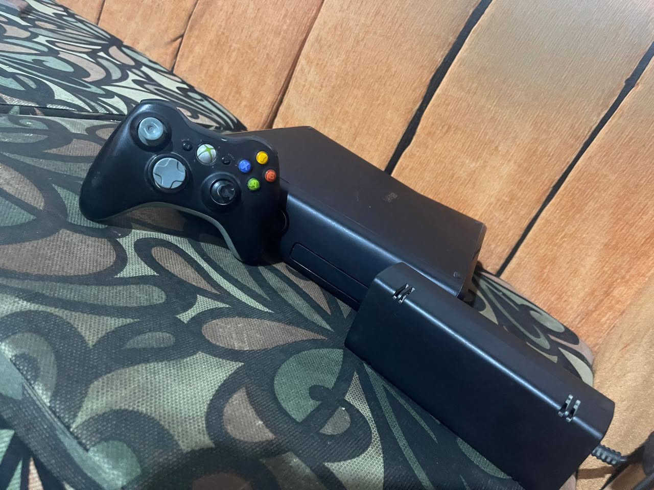 سلام عليكم بلي اكس بوكس 360 سلم مهكر بلي نضيف كلش لبي نقص بي فقط يده الستارد مشكل أمه جهاز نضيف سعر 100 مكاني زبير رقم ***********
