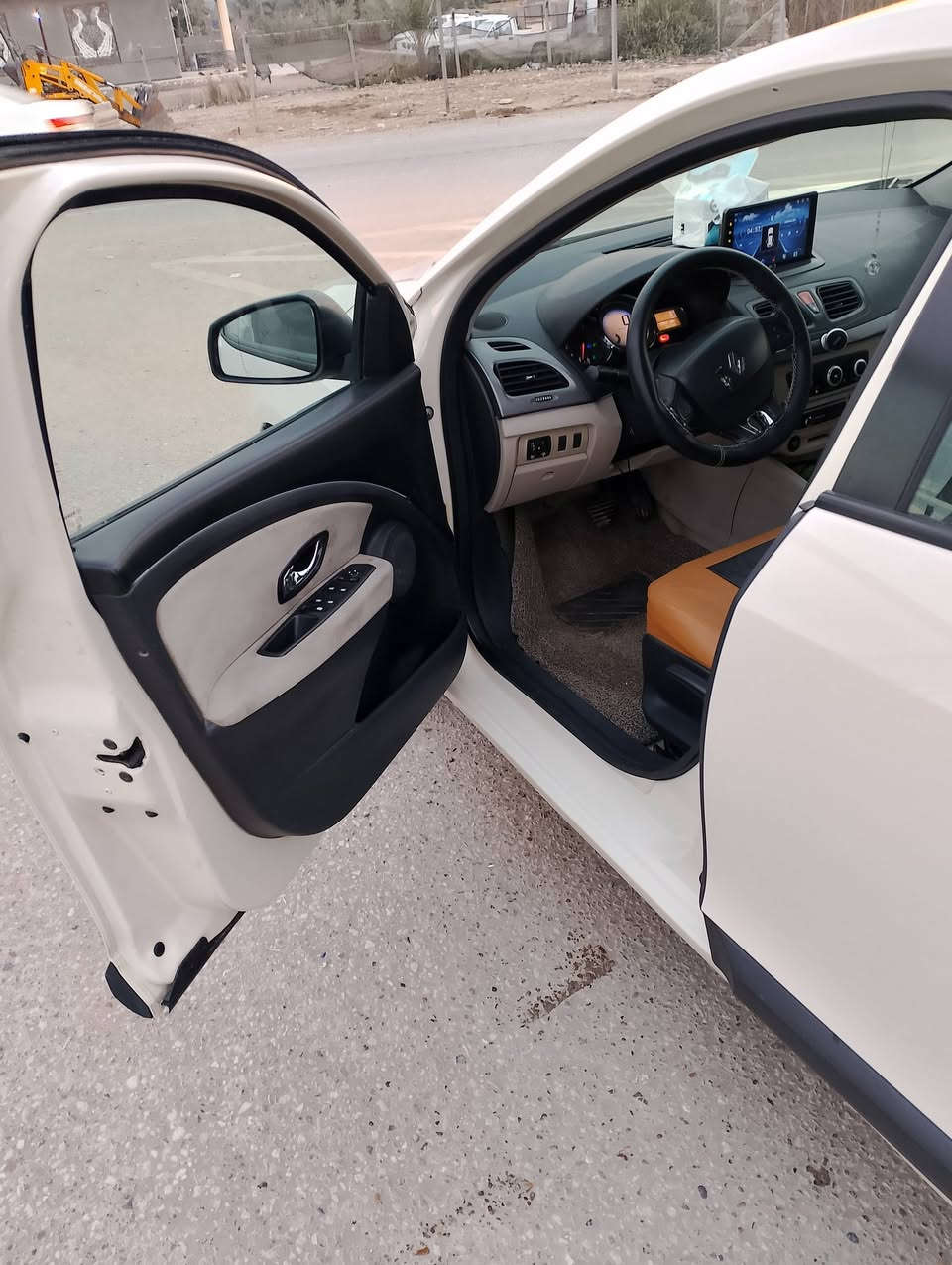 سلام عليكم سياره رينو  موديل 2016 مكينه 1800كامله واصفات على 24حبايه  وتبريد ثلج  وتايرات جدد سياره بسمي مكان ديوانيه خاص ماجاوب رقم ***********
