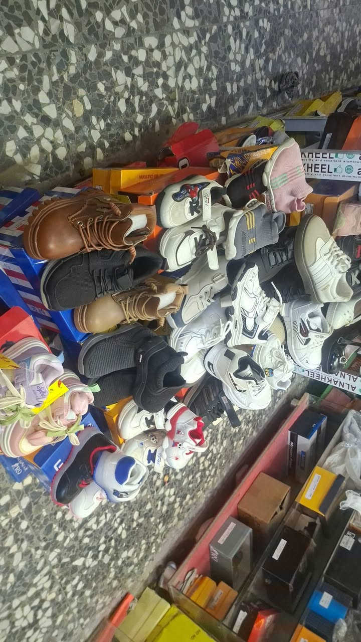 السلام عليكم تعلن أحذية ابو انس الرجاليه والنسائيه والأطفال والملابس الداخلية والشحطات الرجاليه والنسائيه والأطفال العنوان مجاور زنود ست برهومي الشارع العام الاستفسار ***********
