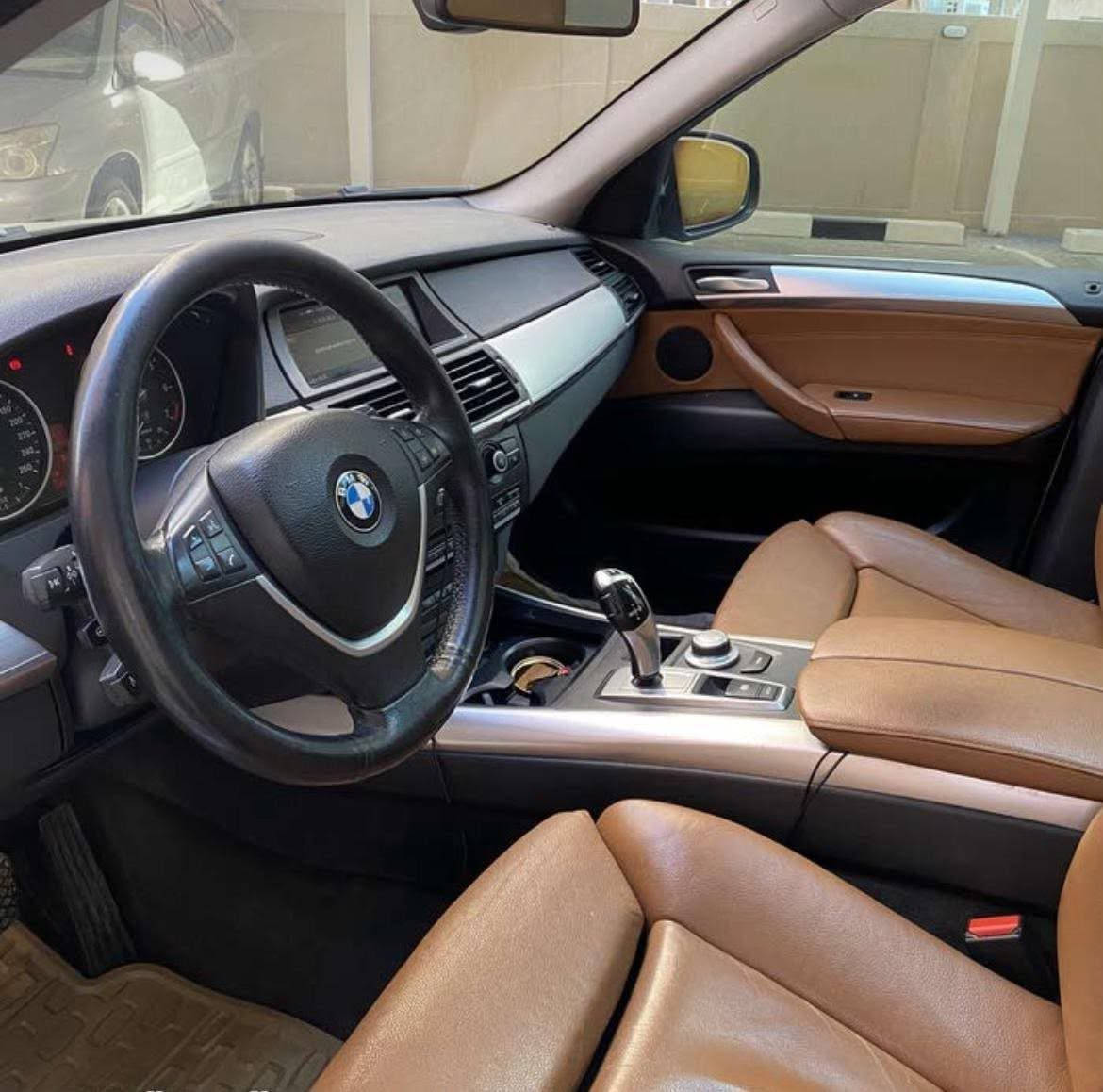 سلام عليكم 

اقرة التفاصيل بتمعن 

BMW X5 V8 2009 4800cc

سيارة مو عراقية رقمها كويت صاحب السيارة مواطن كويتي ساكن بالعراق ابغداد تحديداً ومتزوج ومستقر هنا مسويلي وكالة بيها وامشي كلش براحتي بحيث العراق من الشمال للجنوب مفترة وأوراقي كلها اصولية واليوكفني يجيك اوراقي ويكولي توكل لان كلشي رسمي 

السيارة إقامتها تجدد سنوياً كل سنة بشهر الواحد تجدد تكاليف التجديد ٢٠٠$ صاحب السيارة المواطن الكويتي هو اليجدد الأوراق 

الوكالة عراقية تكون من كاتب العدل لان المواطن الكويتي عندة اقامة عراقية فيعامل معاملة العراقي بكل الدوائر 

مواصفات السيارة :-

بانوراما 
بصمة 
حساسات امامية خلفية 
شاشة كامرة 
كراسي كهرباء جلد 
داخل ٣ الوان بلادي جوزي اسود رصاصي
تبريد امامي + خلفي الامامي تحكمة بالاثنين والخلفي ايضا بي تحكم لحالة (كمبريسر جديد هسة مبدلة يم علي هدف)
صوت صالنصة رياضي بلادي بدون نشاز 
لايتات زينون + بروجكتر زينون 
ويل كب ٢٠ 
السيارة مضللة بالكامل بنسبة ١٠٠٪؜ لكل الجامات ما عدا الامامية مسويها ٥٠٪؜ علمود اشوف اكثر 

بالمناسبة السيارة غير مشمولة بكافة الغرامات لان السيارة غير عراقية 

السيارة الصدر مالتها بي طكطة يرادلة ترتيب + واشر قبغ ولفات لازم يتبدل يعني شغلات بسيطة لكن لازم تنذكر حتى تكون كل التفاصيل واضحة 

السيارة من فضل الله تخبل وكشخة وفيكة وشبابية وكلهن بيهة وكلشي بيها شغال ما عندي بيها تحوير وتجطيل تاخذ شي نظيف ومرتب 

السعر المطلوب ٧٣ ورقة وبيها مجال بسيط 

يعني من الاخير حار ومكسب ورخيص 
للاستفسار 
*********** 
مكاني بغداد زيونة
