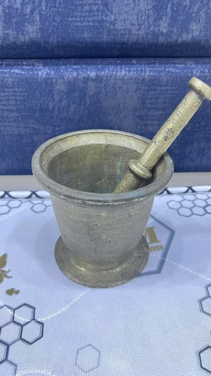 المادة: نحاس ذهبي اللون.
الاستخدام: يستخدم لطحن المواد الصلبة مثل الحبوب، التوابل، والمكسرات، وكذلك في تحضير الأكلات التقليدية.
المميزات: يتميز بوزنه الثقيل وعمره الافتراضي الطويل الذي قد يتجاوز الـ 50 عاماً كقطعة أثرية. هذا رقمي ￼***********
