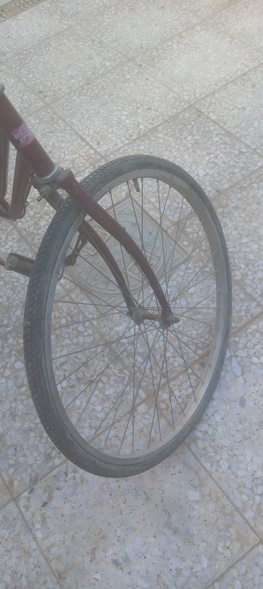 بايسكل للبيع العيب الوحيد بيه مكينته سايفه تتبدل لو تمشي بي حسب رغبتك انت بريك بي سرج جديد ومو قوي سعره 25تواصل خاص او *********** مكاني نجف كوفه
