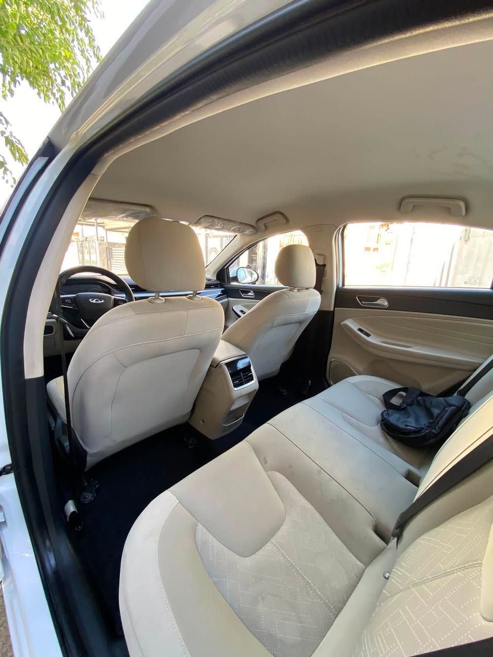 مواصفات السيارة:
 المرايا: كهربائية (مرايا كهرباء)
 نظام التحكم في الجر: تراکشن کنترول (Traction Control)
 نظام التحكم في مستوى الإضاءة: تعديل مستوى المصابيح الأمامية (3 وضعيات/أنواع)
 نظام التوقف المؤقت: أوتو هولد (Auto Hold)
 مكابح اليد: بريك بصمة (سايد بريك إلكتروني)
 التكييف: تكييف مركزي
المميزات الإضافية والعداد:
 التحكم عن بُعد: فتح النوافذ (الجامات) عن طريق السويتش
 المسافة المقطوعة (الماشية): 36,000 كم
السعر والاتصال:
 السعر: 100 ورقة وبها مجال (مُعاملة)
 رقم صاحب السيارة: *********** (متوفر واتساب -
