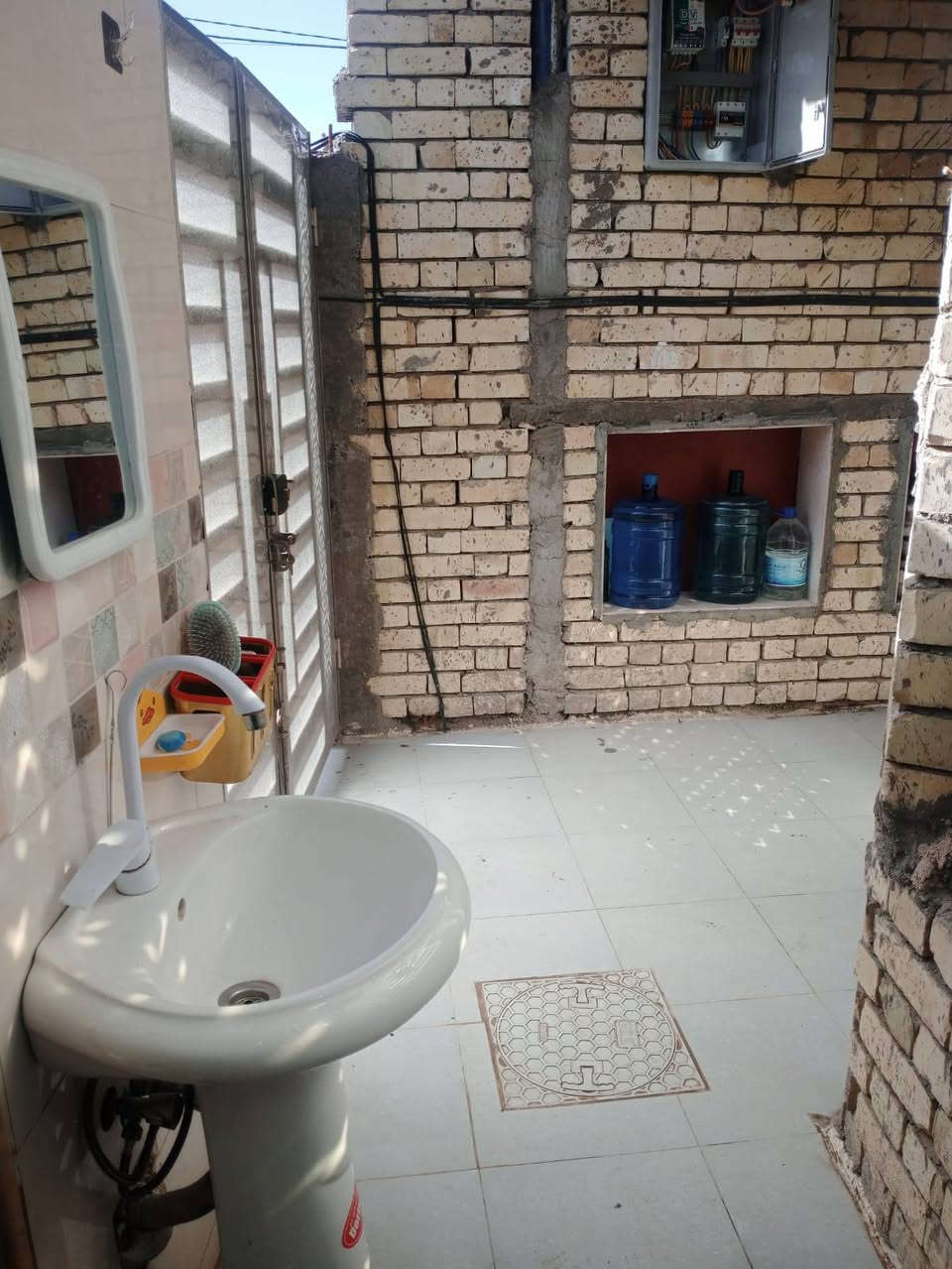 بيت للبيع 100 متر 5×20 بناء حديث زراعي اقرار محكمة يحتوي على استقبال مفتوحه على الصاله وصاله ومطبخ وغرفة نوم وحمام كبير وتواليت خارجي وبيتونه كبيره جدا نهايه مقاطعه 9/2َ السعر ٩٠ بيه مجال بسيط للاتصال *********** يرهم مراوس باقل حسب الاتفاق
