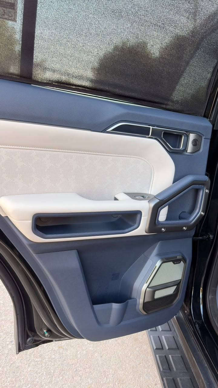 للبيع جيتور T2 بلك (أسود) هايبرد موديل 2026 (PHEV / i-DM
المحرك والأداء
ضمان مليون كيلو متر السياره
مغلفه bbf استلام شركة ماشيه 9 الف 
* محرك بنزين تيربو سعة 1.5 لتر (4 سلندر).
* نظام هايبرد قابل للشحن (Plug-in Hybrid).
* محركان كهربائيان.
* القوة الإجمالية: 375 حصان (280 كيلوواط).
* عزم الدوران: 610 نيوتن.متر.
* ناقل حركة 3DHT أوتوماتيكي.
* التسارع من 0 إلى 100 كم/س: 7.5 ثانية.
* بطارية LiFePO₄ بسعة 26.7 كيلوواط ساعة.
    * 129 كم (CLTC).
    * حوالي 100 كم (WLTC)، وهو
* تدعم الشحن الخارجي لأنها سيارة PHEV.  
الأبعاد.
التجهيزات

* شاشة وسطية كبيرة 15.6 بوصة.
* شاشة عدادات رقمية.
* كاميرا 360° مع ميزة الرؤية
* مثبت سرعة متكيف (ACC).
* المحافظة على المسار.
* تحذير التصادم والكبح التلقائي.
* فتحة سقف بانورامية.
* شحن لاسلكي للهاتف.
* مقاعد كهربائية مع التهوية
* 6 وسائد هوائية.
* نظام الثبات الإلكتروني.
* مراقبة النقطة العمياء.
* تحذير مغادرة المسار.
* المساعدة في البقاء داخل المسار.
* الكبح التلقائي في حالات الطوارئ.
بيهه تغليف ب٢٢ ورقه 
لاستفسار ***********
السعر ٤٨مليون و٥٠٠ الف دينار
