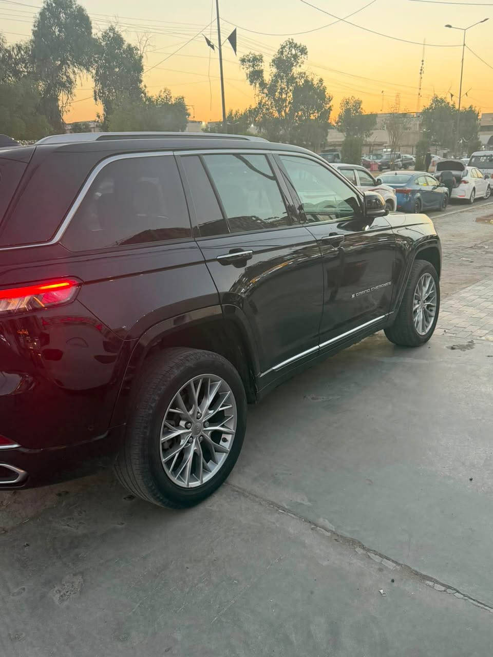 السلام عليكم مستعجل عل بيع 

🚗 للبيع – Jeep Grand Cherokee Summit 2023 (وارد أمريكي)

✨ فئة Summit (أعلى الفئات)

* موديل: 2023
* وارد: أمريكي
* محرك: 3.6L V6 Pentastar
* ناقل حركة: أوتوماتيك (8 سرعات)
* العداد: 40,000 ميل

المواصفات:
✅ شاشة وسطية كبيرة
✅ شاشة عدادات رقمية كاملة
✅ شاشة للراكب الأمامي
✅ سقف بانورامي مزدوج
✅ مقاعد جلد فاخرة مع تدفئة وتبريد ومساج للمقاعد الأمامية
✅ ذاكرة للمقاعد
✅ نظام صوت فاخر McIntosh
✅ كاميرا 360°
✅ حساسات أمامية وخلفية
✅ رادار أمامي مع مثبت سرعة متكيف
✅ نظام المحافظة على المسار
✅ نظام مراقبة النقطة العمياء
✅ تشغيل بصمة مع ريموت ستارت
✅ باب خلفي كهربائي
✅ إضاءة LED كاملة
✅ جنوط ألمنيوم 21 إنش
✅ دفع رباعي

حالة السيارة:
✅ محرك ممتاز
✅ كير ممتاز
✅ شاصي ممتاز
✅ السيارة نظيفة جداً وجاهزة للاستخدام
✅ قابلة للفحص في أي مركز يختاره المشتري
رقم الشاصيً مرفق مع الصور 
(شاصي ولغد كفالة )  فقط قطعه وحده صبغ البنيد  

📍 الموقع: بغداد – الحارثية

💰 السعر: 30,500 دولار

📞 للتواصل: *********** بغداد, العراق
