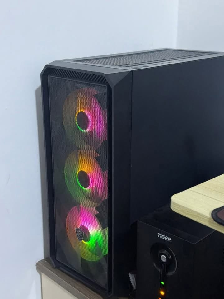 السلام عليكم
كارت ١٦٥٠ 
رامات ١٦ ddr4 3200
M.2 256 
مذر بورد b365 pro 
معالج 
كور اي فايف 9400 f

الثانية 
كارت 3060 12G zotac 
M.b maxsun H510-F
Ssd 256 
Hdd1t
رامات 16 8x2 3200 
معالج ci5 الجيل العاشر 
*********** 
مكاني الرمادي

