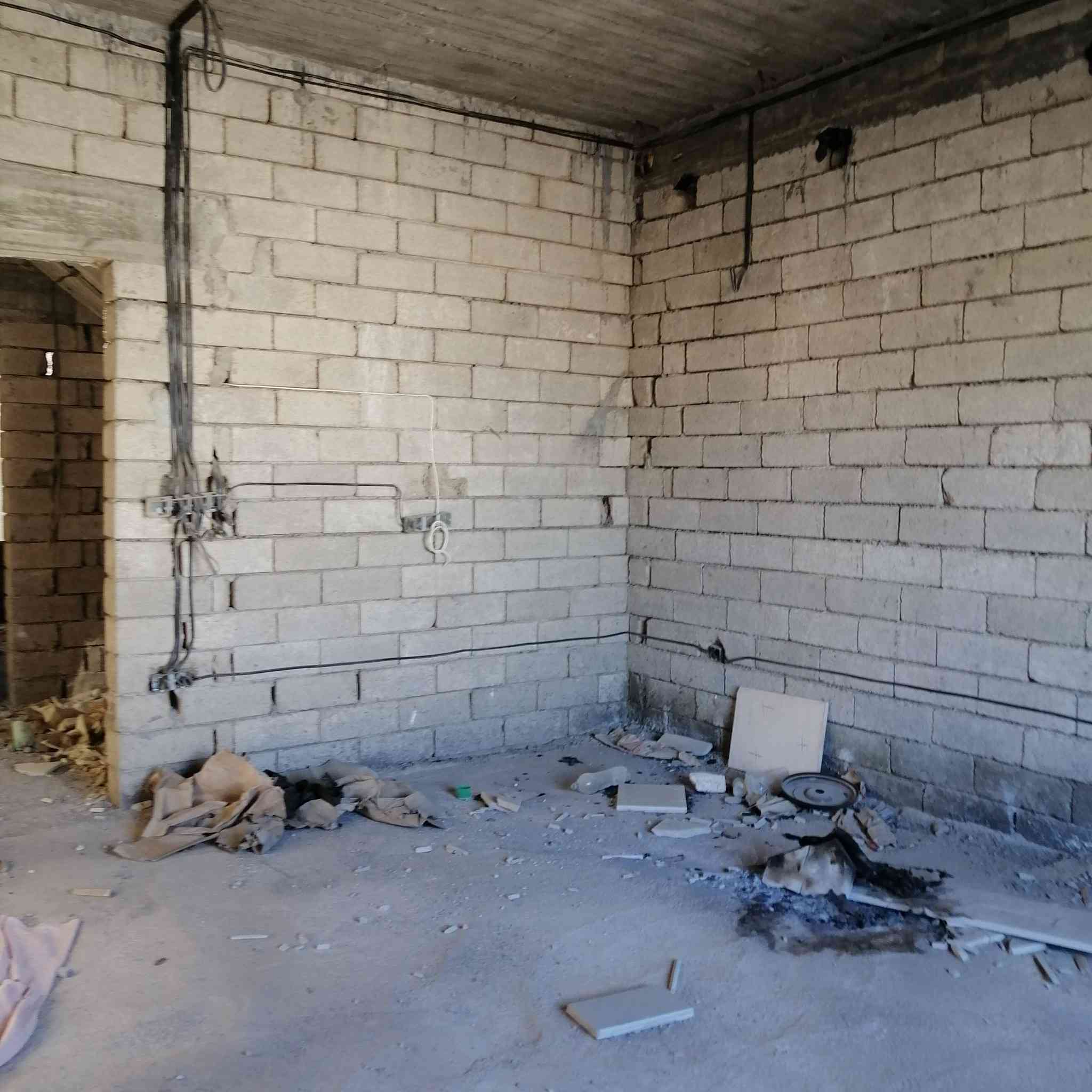 دار للبيع في مجمع Golden Villas خلف مجمع بيتي
دار جديد بناء حديث مساحة ٢٠٠ متر طابقين مقابل حديقة ومتنزه يتكون من ٣ غرف نوم كبيرة وهول ومطبخ و ٤ مجموعات صحية وحمامات وگراج وحديقة بناء وتعديل مكتب هندسي تغليف واجهة مرمر سطح طابقين شتايگر وفوم أساس رفت وبادلو بارتفاع ٤٠ سم خلاطات وحمامات دفن وتعليق ماركة Grohe... المجمع متكامل الخدمات من شوارع تبليط وأرصفة ومجاري وانارة... . المتبقي البياض وسيراميك الارضيات والابواب الداخلية.. السعر المطلوب ١٣٥ مليون دينار... للمعلومات الاتصال على الرقم *********** 

.....
