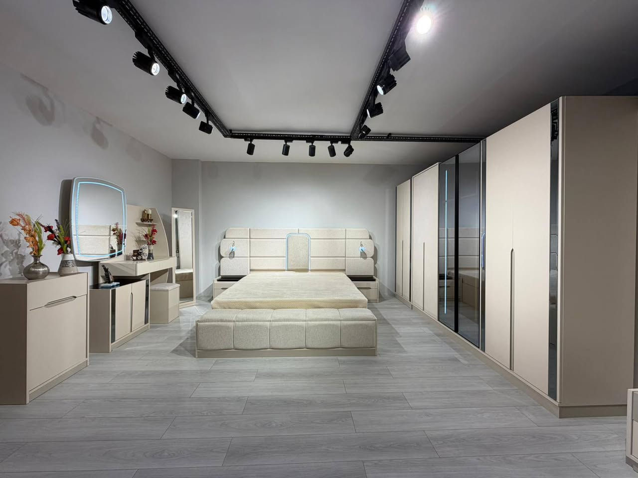 *تم وصول موديل اطلس*

*10قطع الاصلي*
*ابواب هايدرولك*
*قياس الكنتور ٣٣٥*
*قياس السرير ارتفاع١٤٠*
*انارة بالكنتور*
*اناره بالسرير*
*اناره بالكومديات ثريات*
*اناره بالميز تواليت*
*سكك مراحل تلي سكوب*
*ميز تواليت عرض١٣٠'ارتفاع ١٧٥*
*سرير مخزن+شازلون مخزن*
*قياسات الغرفه كلها عملاقة*
بسعر واحد و600
***********
