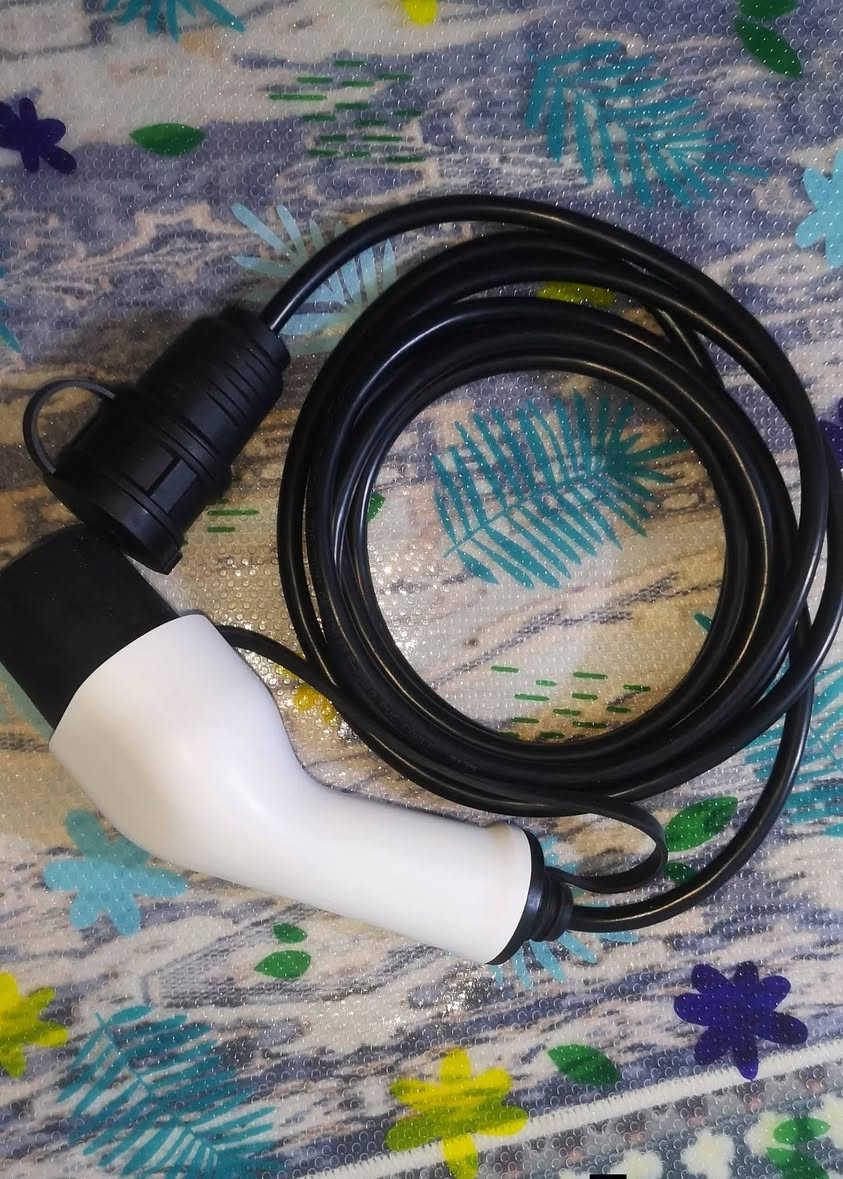 كيبل شحن للسيارات الكهربائية
المواصفات الفنية الموضحة:
العلامة التجارية: KEDU.
رقم الطراز: S0122.
التيار: 16 أمبير (16A).
الجهد: 250 فولت (250V~).
درجة الحماية: IP54، مما يعني أنه محمي من الغبار ورذاذ الماء من كافة الاتجاهات، وهو مناسب للاستخدام في الظروف التي قد تتضمن بعض الرطوبة.شركه KEDU 
القدره ١٦ أمبير
لوك جديد غير مستخدم نهائي
السعر ٣٥ الف مع توصيل نهائي قفل


**إذا كنت صاحب هذا الإعلان وتريد حذفه لأي سبب، رجاءا أرسل رسالة إلى الدعم الفني**