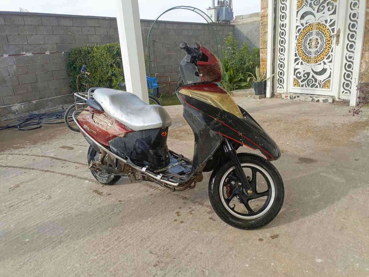 السلام عليكم ماطور شحن للبيع باتريات كبار تقره ٩ و ١٠  تايرات جددالسعر 175
***********
العنوان الشيخ حديد
