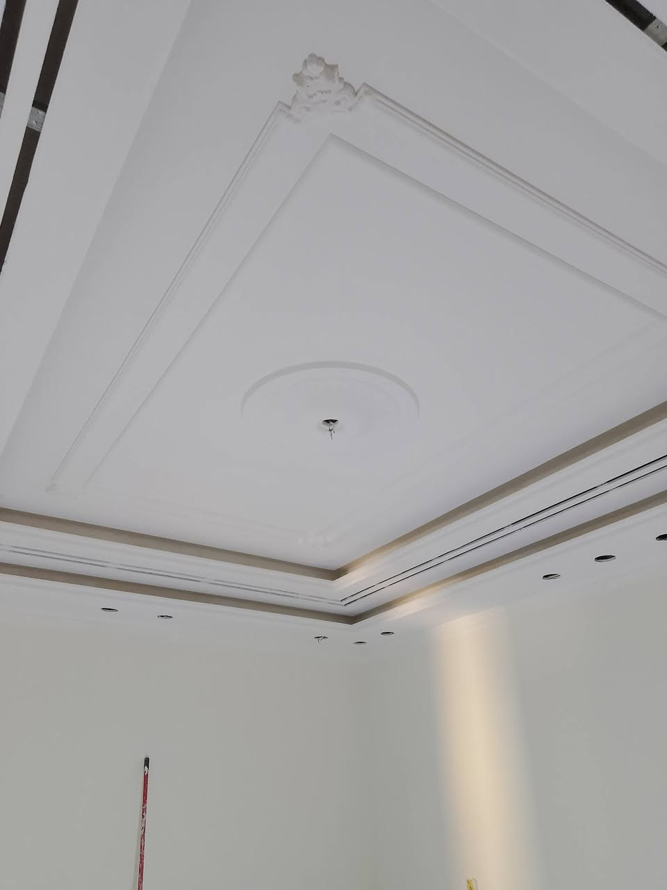 سلام عليكم  صباغ وطلس ومادة الائبوكسي وكافة انواع صبغ اشتغل اخذ متر وقطعي عندي كادر *********** وتساب
