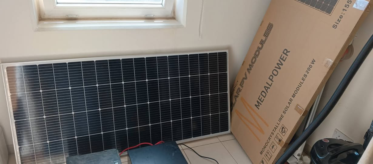 سلام عليكم.. منظومة متكاملة للطاقة الشمسية.. 
تنطيك على الشمس بحدود واحد امبير .. وعلى البطارية بحدود 4 امبير.. 
الأسعار كالاتي 
اللوح مساحة بحدود واحد ونص في 700 .. يعطي 200 واط 
والبطارية جافة 100 امبير
والعاكس تقريبا  4 امبير 
.. 
الأسعار 
.....
سعر اللوح : 75 الف 
البطارية : 125
العاكس : 150 
.. 
المجموع الكلي 350 الف المنظومة كاملة .. وابيع أجزاء أو المنظومة كلها 
.. 
الأسعار نهائية 
..
اخوان المنظومة ممتازة كطوارئ وعن تجربة .. وربي  يكفيكم من الطوارئ .
الهاتف ***********
