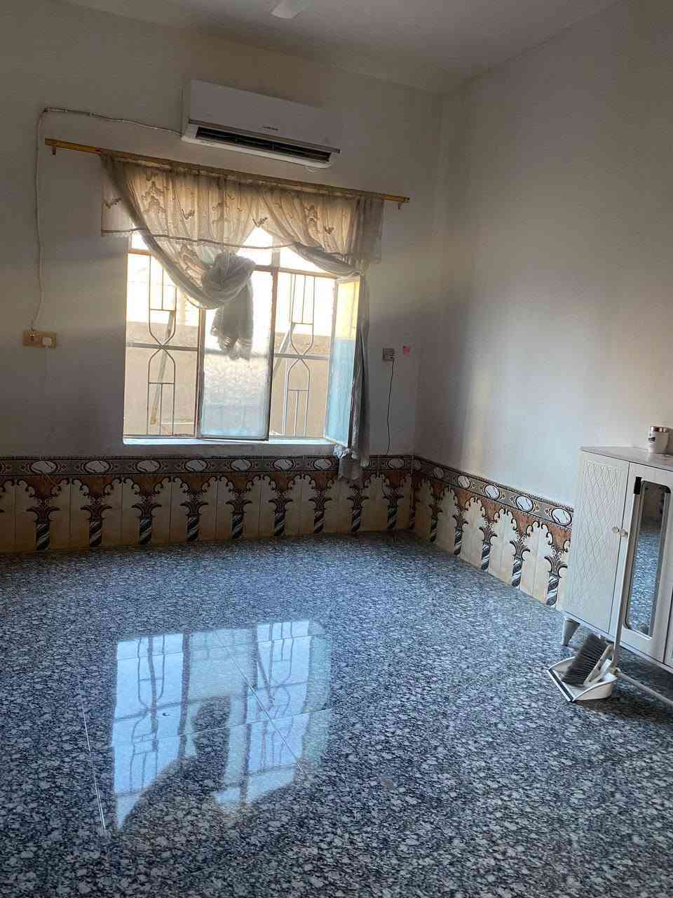 #بيت للبيع طابو صرف بناء حديث
المكان:  حي العسكري المثلث 

بيت طابقين  يحتوي على
استقبال 
صاله عدد 2
مجمع صحيات داخليه وخارجيه
يحتوي على اربع غرف نوم

السعر 120 وبي مجال للشراي 

***********
