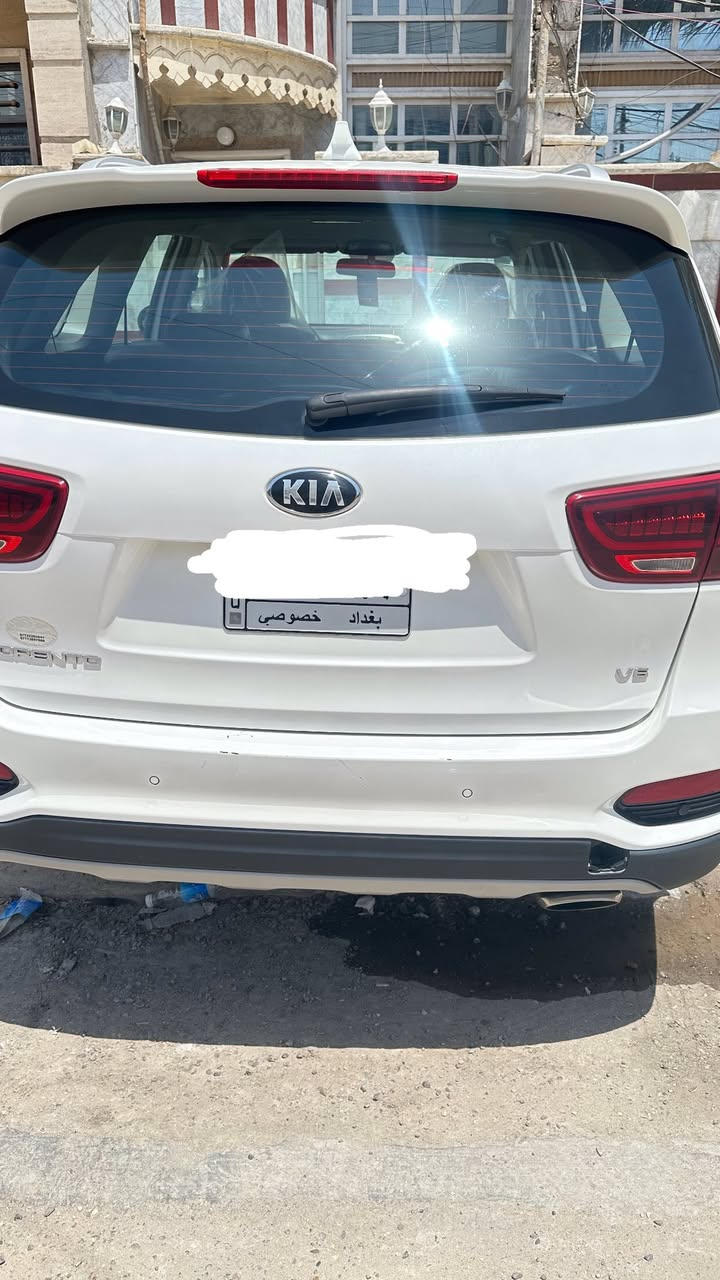 السلام عليكم
سورنتو ١٩ خليجي 

المحرك: V6 
عدد الركاب: 7 ركاب
شاشة معلومات وترفيه: كبيرة تدعم Apple CarPlay و Android Auto
كاميرا: خلفية
حساسات: أمامية وخلفية
مقاعد: جلد
تحكم المقاعد: كهربائي للمقاعد الأمامية
تكييف: تلث قطع
ميزات إضافية: بصمة تشغيل، اضاءة داخلية LED، مثبت سرعة، تحكم بالصوت، شاحن لاسلكي،
بيها قطعه صبغ بالباب الخلفي فقط
للتواصل:***********مكاني بغداد
