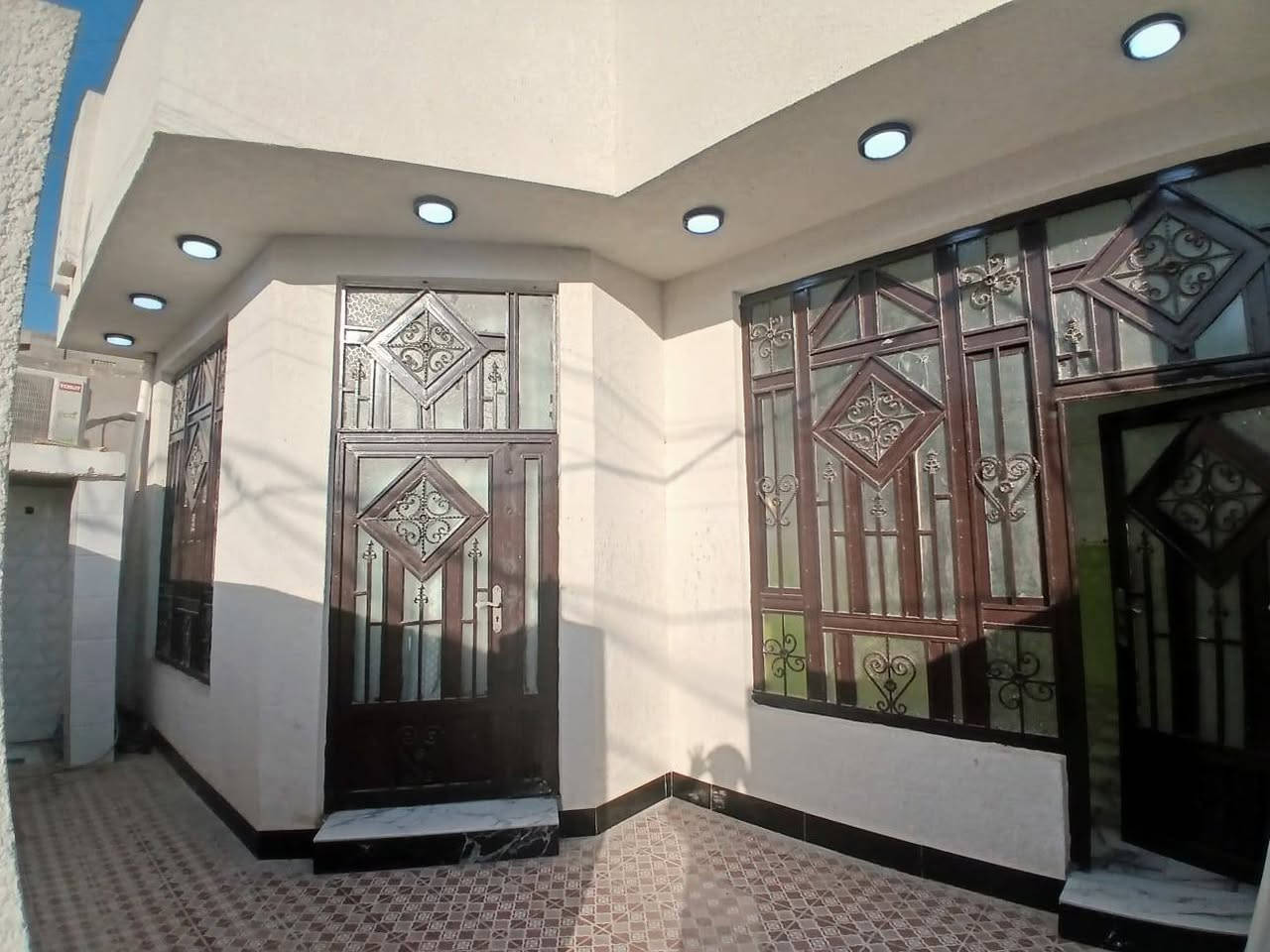 السلام عليكم دار سكن للبيع في الكوت منطقة حي الحكيم نزلة الوائلية بالقرب من الشارع العام مساحتة 150م البناء طابوق درجة اولى والسقف صب مسلح والارضية والجدران سيراميك ويتكون البيت من غرفة وصالة ومطبخ واستقبال وصحيات داخلية وخارجية ومتوفرة كافة الخدمات ماء وكهرباء ومجاري رئيسية ومرقم من قبل البلدية السعر 52 وبي مجال الاستفسار الاتصال على هذا الرقم ***********
