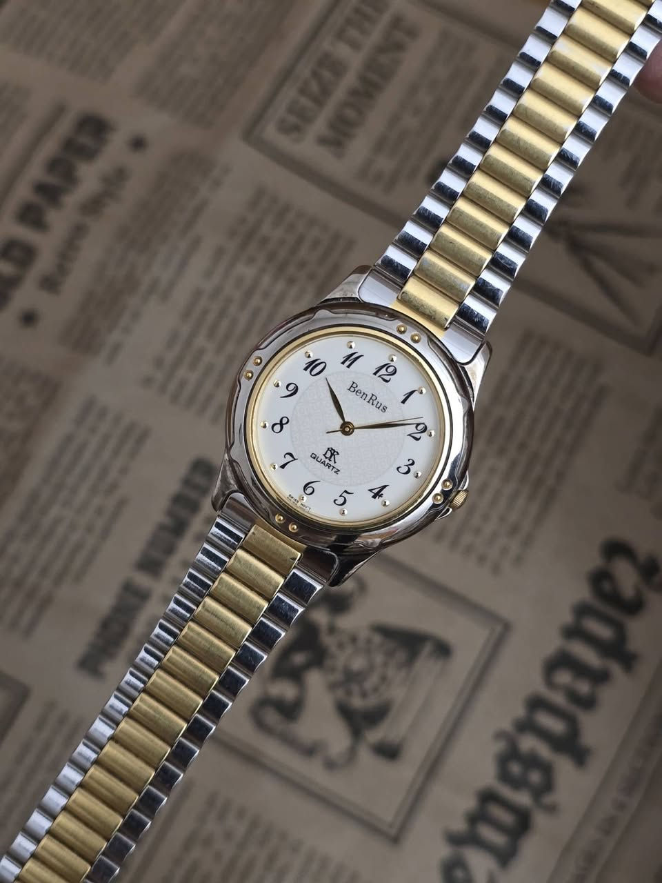 ساعة  كلاسيكية (Vintage) من ماركة بينروس (BenRus) 
نوع الحركة: كوارتز (Quartz) تعمل بالبطارية
تأتي بتصميم ثنائي اللون يمزج بين الفضي والذهبي (Two-Tone)
المينا: واجهة بيضاء دائرية مع أرقام عربية واضحة باللون الأسود وعقارب ذهبية
نظافه الساعه ممتازه 
قطر الساعه 34ملم


**إذا كنت صاحب هذا الإعلان وتريد حذفه لأي سبب، رجاءا أرسل رسالة إلى الدعم الفني**