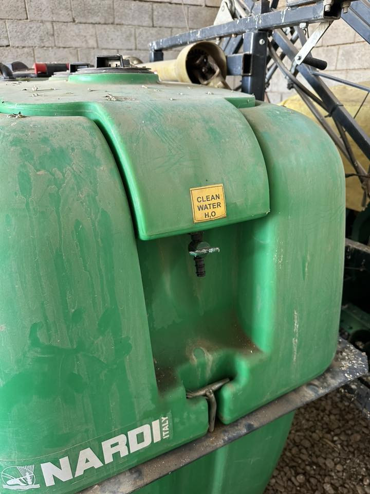 للبيع مرشة 800لتر نوع إيطالي مستخدم سنة نضافة 100%استفسار على رقم 
***********
