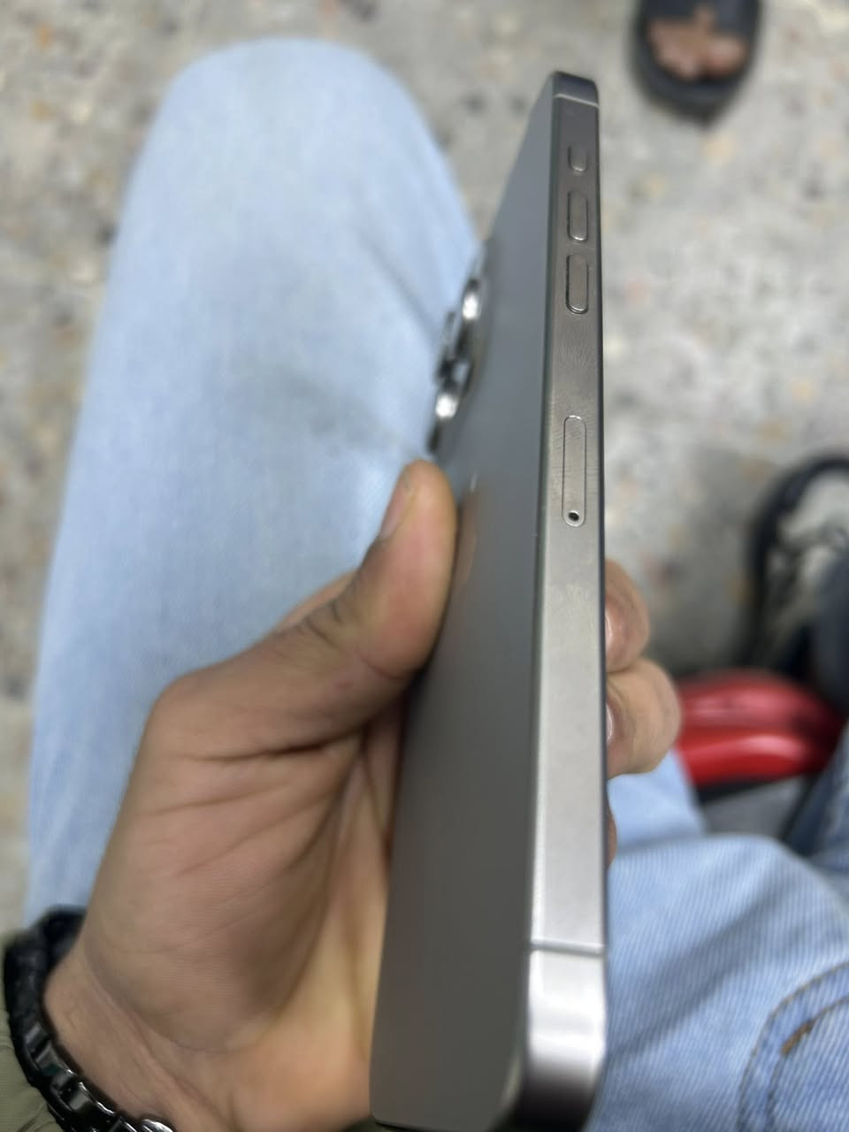 ايفون 15 برو ماكس
نظيف الجهاز بطاريه 88 ماستر AAA
ذاكرة 256 
مشحون 400 مره 
مكاني بغداد ***********
