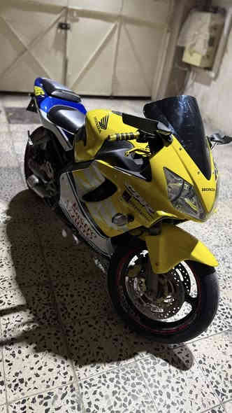 سلام عليكم f4i 2004 600cc
دراجه خير من الله گير ومكينه

ملاحضه

لا گمرك ولا رقم فقط منفيس ومكاتبه

السعر خاص وتدللون
***********
