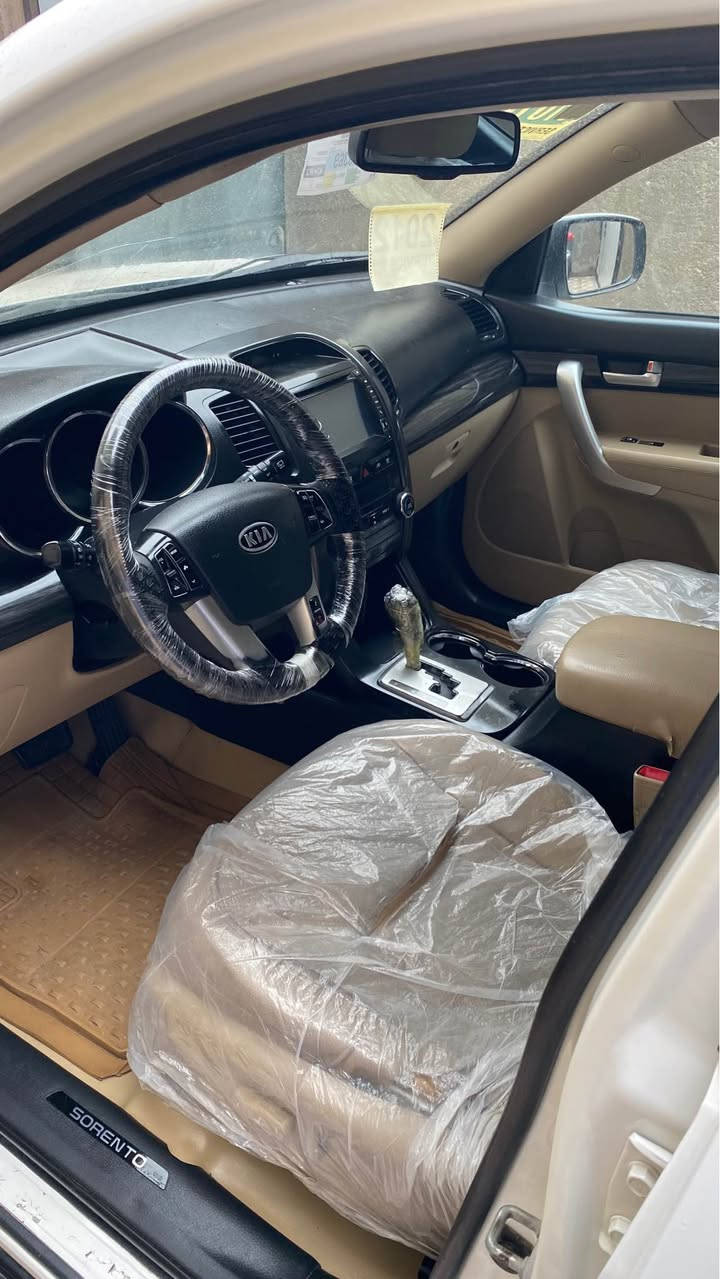 السلام عليكم 
*********** سورنتو موديل 2012 للبيع
محرك 2400 دوش 4 سلندر 7 راكب رقم بصره انكليزي جديد بسمي ماشيه 155 الف كفاله لاضربه ولاصبغ ولاتبديل 
محرك مكفول لاتنقيص ولا بخار ولا مفتوح تخم تاير جديد 
حداديه ستوني مسويها تبريد تدفئه كله يشتقل السعر 148 العنوان بصره البصرة, العراق
