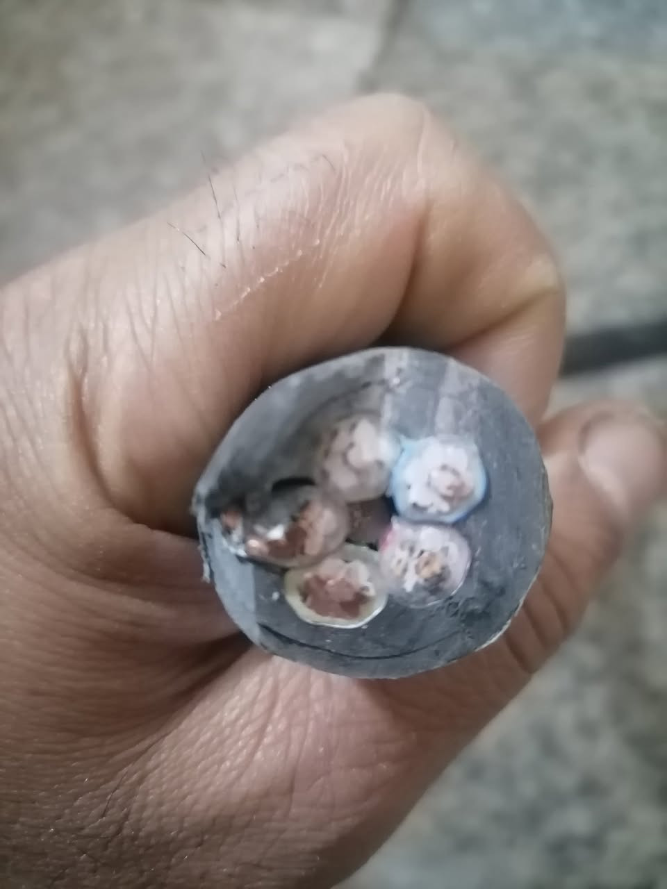 كيبل جدة السعودي جديد
5*16
قطعتين  وحده 7مترات والثانيه 9 الا شويه
المتر ب15

*********** 
،،
