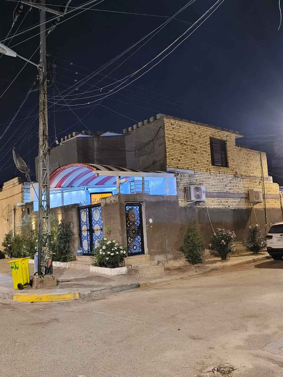 السلام عليكم
بيت للبيع طابو ملك صرف بأسم شخص واحد 
عنوان البيت البصرة القبله خلف البريد شارع المركز
البيت ركن ع شارعين طابق واحد بناء سنه 2025 بناء حديث كله طابوك مساحة البيت 121متر واجهه 10 ونزال12 يتكون من دوانيه طارمه غرفه صاله مطبخ صحيات داخليه وخارجيه ..موقع البيت حلو
اي تفاصيل اتصل ع الرقم ***********
