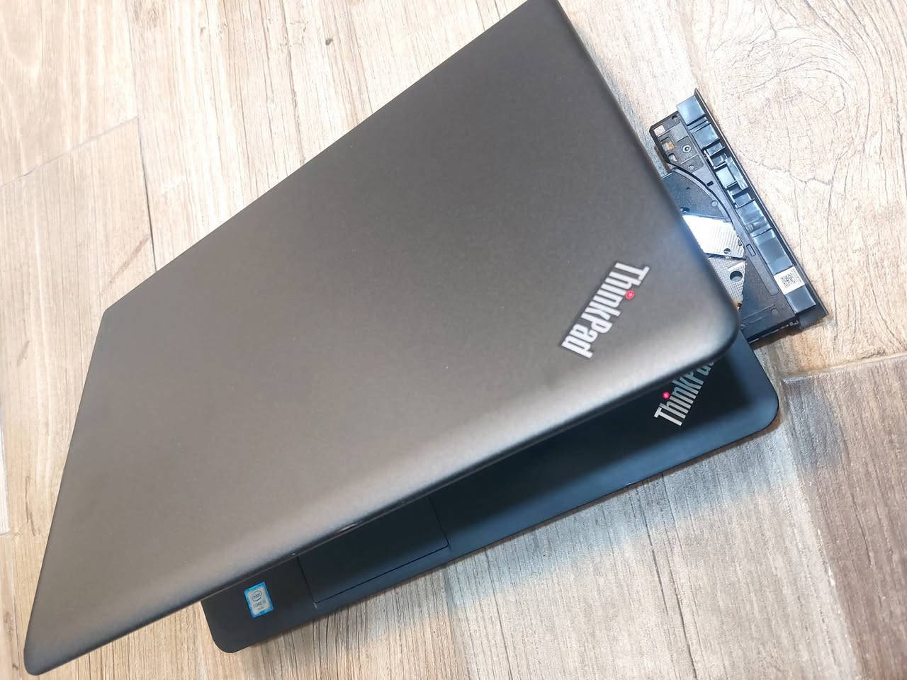 💯💯لابتوب Lenovo E560 حجم شاشة كبير 15.6 انج مناسب للدراسة والاعمال المكتبية
 Lenovo e560 جيل سادس 
السعر (180 الف_عراقي ) 
 للتواصل *********** يوجد اسعار خاصة للمكاتب توصيل لجميع محافظات العراق 
العنوان بغداد شارع الصناعة مجمع الرياش مكتب اليسر 
……………………
✓ المعالج Core i5-6200U جيل سادس 
✓ ذاكرة الوصول العشوائي (الرام) 8GB 
✓ التخزين( الهارد) 256GB SSD 
✓كارت شاشة انتل داخلي  4GB 
✓ مقاس الشاشة 15.6 انج FHD 1920x1080 
✓ كيبورد  عربي انكليزي  
✓مشغل أقراص 💿 
✓منفذ HDMI 
…………………………………
