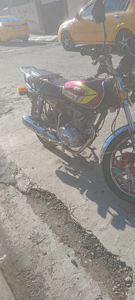 سلام عليكم
دراجه ايراني نوع سولنك 
موديل24
5كير 
مكينه200
دراجه نضيفه مابيهه اي عيب مكينه بل شرط كهربائيات بل شرط كله بلادي مملعوب بي 
فقط الجلد مال كشن مشكوك 
*********** للاتصال
