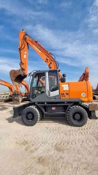 للبيع حفاره هيتاشي زت ثري تاير مكفوله كفاله عامه منفيس دخول جديد حجم 1...