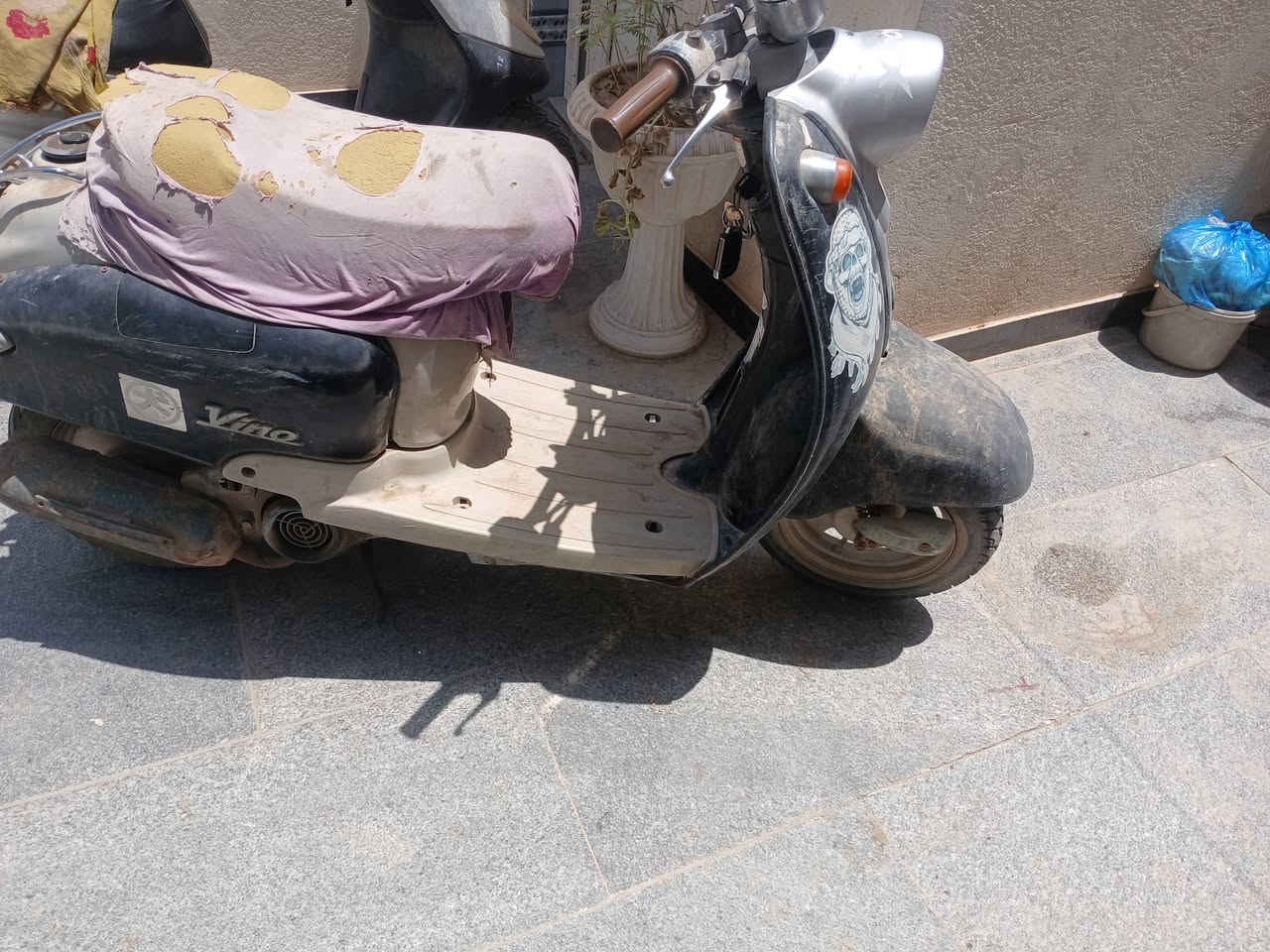 مصريه للبيع دراجه كلش حلوه ومحركها ناعم سعرها ٢٠٠ وبيها مجال بصيط رقم ***********
