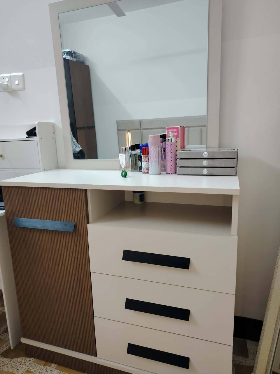 غرفة نوم تركية 5 قطع
نوع الخشب MDF ثقيل جداً
سعرها 600 وبيها مجال شوية 
الغرفة جديده مستخدمة 4 اشهر فقط 
عنوان موصل الجانب الايمن حي رجم حديد


**إذا كنت صاحب هذا الإعلان وتريد حذفه لأي سبب، رجاءا أرسل رسالة إلى الدعم الفني**