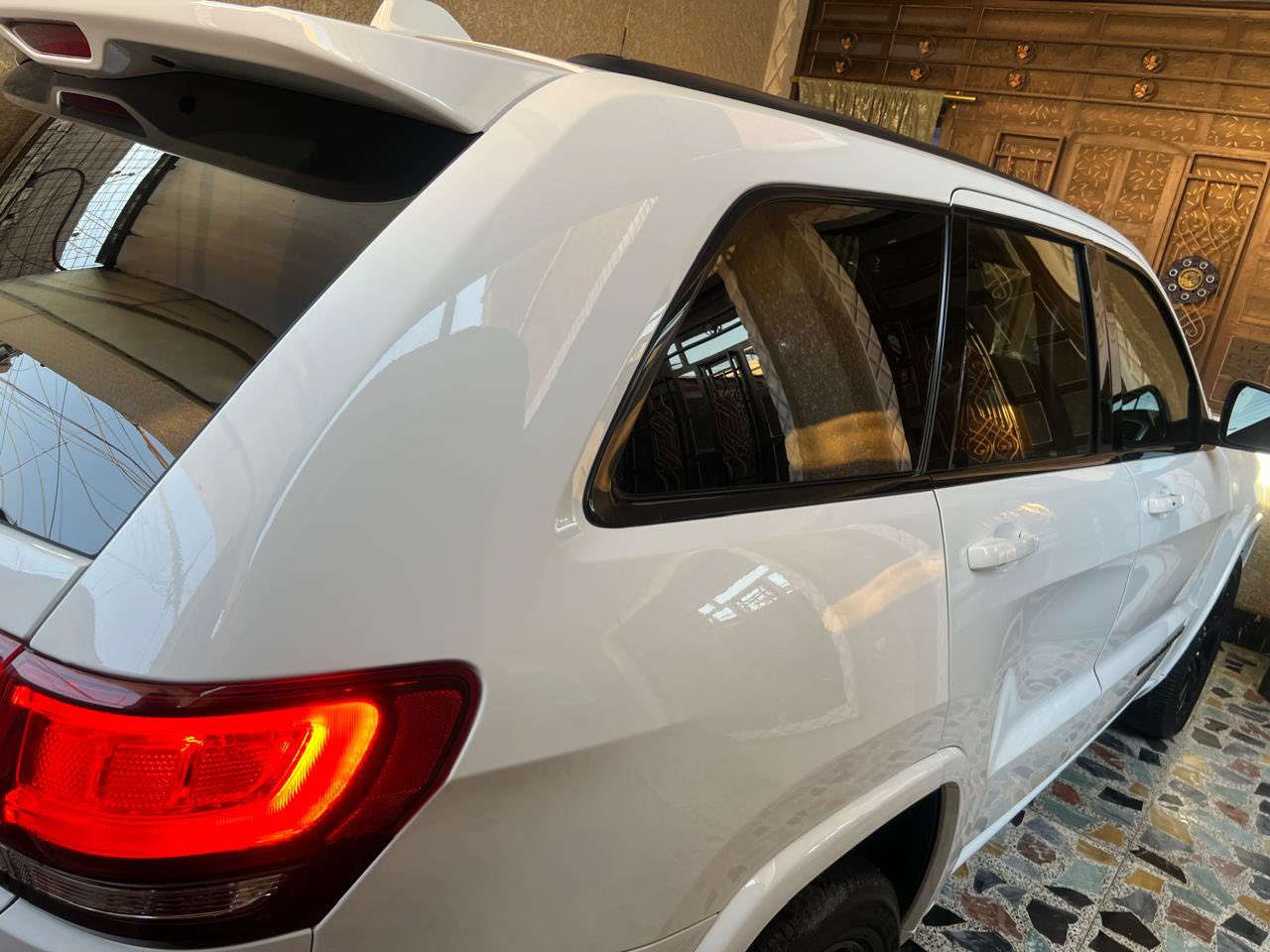 السلام عليكم
لبيع جيب كراند شيروكي 
موديل ٢٠٢١ أللون ابيض 
ماشية ٣٢ ميل 
السيارة جديدة واحلة من الصور
الضرر موضح بصور بدون دواخل 
بسمي الرقم الجديد دبل بصمة 
السيارة بدون فتحة مكان السيارة بغداد الشعب لتواصل على الرقم ( ***********)
