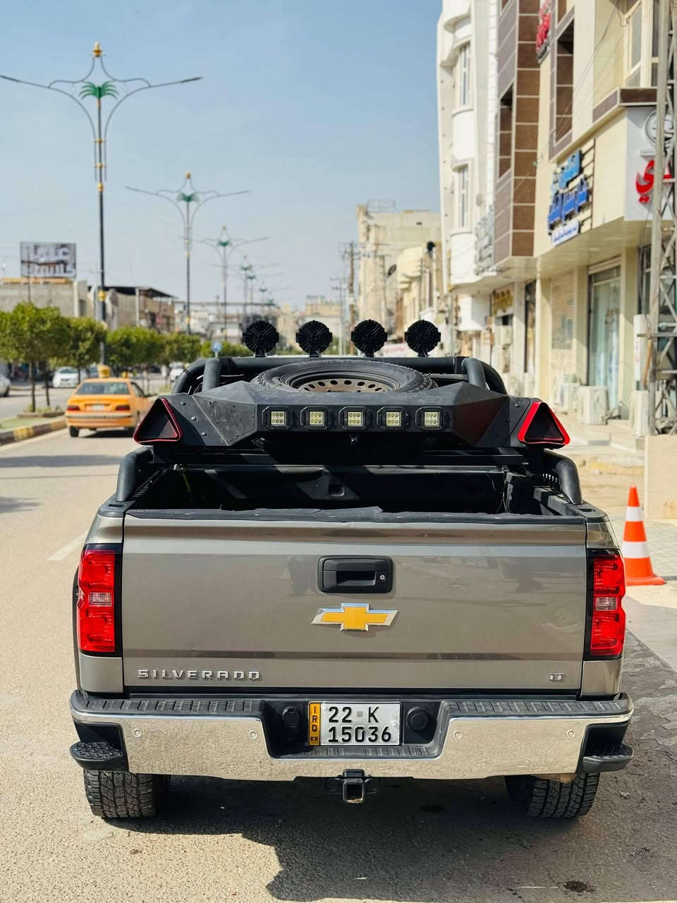 سلفرادو 2017 باب طويل بدي قصير
 وارد امريكي بدون تبديل حادث صبغ قطعتين فقط (جاملغ ايمن وبنيد فقط بدون دواخل ايرباك بردة فقط يعني حادث جانبي مو امامي دواخل وشواصي ما بيهن اي ضرر )
مكينة V8 5300 
كير تعليق حجم 1000 
ماشية 47 الف ميل يعني 76 الف كيلو فقط 
رقم اربيل الجديد هزة جديدة سنوية لسنة 2028 راعيهة مستعد للتحويل والوكالة 
فئة LT
مواصفات 
فور ويل 
شاشة كبيرة + كامرة خلفية
حساسات خلفية 
دوسات ( البريك والبانزين ) كهربائية
كشن السائق كهرباء 
لايت امامي زنون + بروجكتر لد بلاد + لد نهاري بلادي
مري كهرباء  
وباقي المواصفات المعروفة

الاضافات 
محجر بدي يحتوي على مسند للسبير ولدات خلفية ولدات امامية ولدات اشارة جانبية 
ترفيعة امامية 3 انج خلفية 2 انج قابلة للتحكم بلارتفاع اصلية ضمان مدى الحياة من مركز تعديل معروف
ويل جبلي قياس 17 ميثود واطارات قياس 315 تخم جديد
نفخات جاملغات 
السيارة ملغومة لدات للطرق الداخلية والخارجية والبر 
مراية وسطية تعرض الكامرات امامية وخلفية وداشكام بنفس الوقت ماركة دهوة 
السيارة جاهزة ومميزة من لون ومن تعديل ما ناقصة شي 
مكينة كير جداً نظاف
تبريد تدفئة كهربائيات كلشي بلادي ومضبوط
صفر مسج اي كلوب ما مشتغل بالعينة
ممشاهة قليل قياساً بموديلهة ودواخلهة جداً نظاف والصور توضح كلامي وبالواقع اجمل
مكان السيارة بصرة 
السعر 195 ورقة وقابلة للتفاوض
للاستفسار ***********
