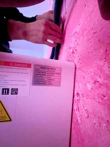 نبدأ بل صلاة على محمد وآل محمد 
💡💡💡💡💡💡💡💡💡💡
السلام عليكم 🫡 

في #الخالص  

2025/12/15

تم تجهيز وتنصيب منظومة في دار الأستاذ #ابو سيف  ..

منظومة 15 آمبير ليلي  و نهاري 20 امبير تم العمل من قبل مكتب #ضوء ديالى 

تكونت من ….

1- بطارية 🔋 ليثيوم فوسفات الحديد 15 كيلو واط نوع EVE عدد الدورات 8000 دورة  إصدار الحديث مع ربط BMS 💡

2- انفيرتر 🌞Day VOLT نضام 48 بقدرة 5.5 كيلو واط  هجين قابل للتطوير 25 آمبير وربط عل التوالي او التوازي حسب الحاجة مضاعفة عدد الامبيرات حسب الرغبة سنكل فيز او ثري فيز 

3-الواح عدد 10  قدرة الوح الواحد 620 w من 👇شركة  جينكو

4 -تم تركيب كافة القواطع الحمايه ال DC ول AC   والاسلاك المغلونة مخصصة لتحمل درجات الحرارة عالية 4 ملم .
تم استخدام الحديد المغلون مقاوم للصدأ لتثبيت لالواح  

#تم العمل من قبل مكتب #ضوء ديالى 

@الجميع #انتظرونا بعروض حصرية الجميع احجام منظومات  وبأنواعها  اسعار مناسبة مناسبة 💡🔋

أي استفسار خاص او عل الأرقام التالية:-

***********  
***********

🫡🫡💡
