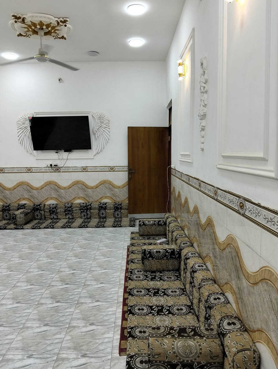 بيت للبيع 150مترواجهه9ونص بناء جديد حي النهضة الثالثة طابقين الأول كامل والثاني للسقف 2نوم 2صاله استقبال مطبخ 3مجاميع صحيات على شارع 20متر السعر 130. للاستفسار ***********
