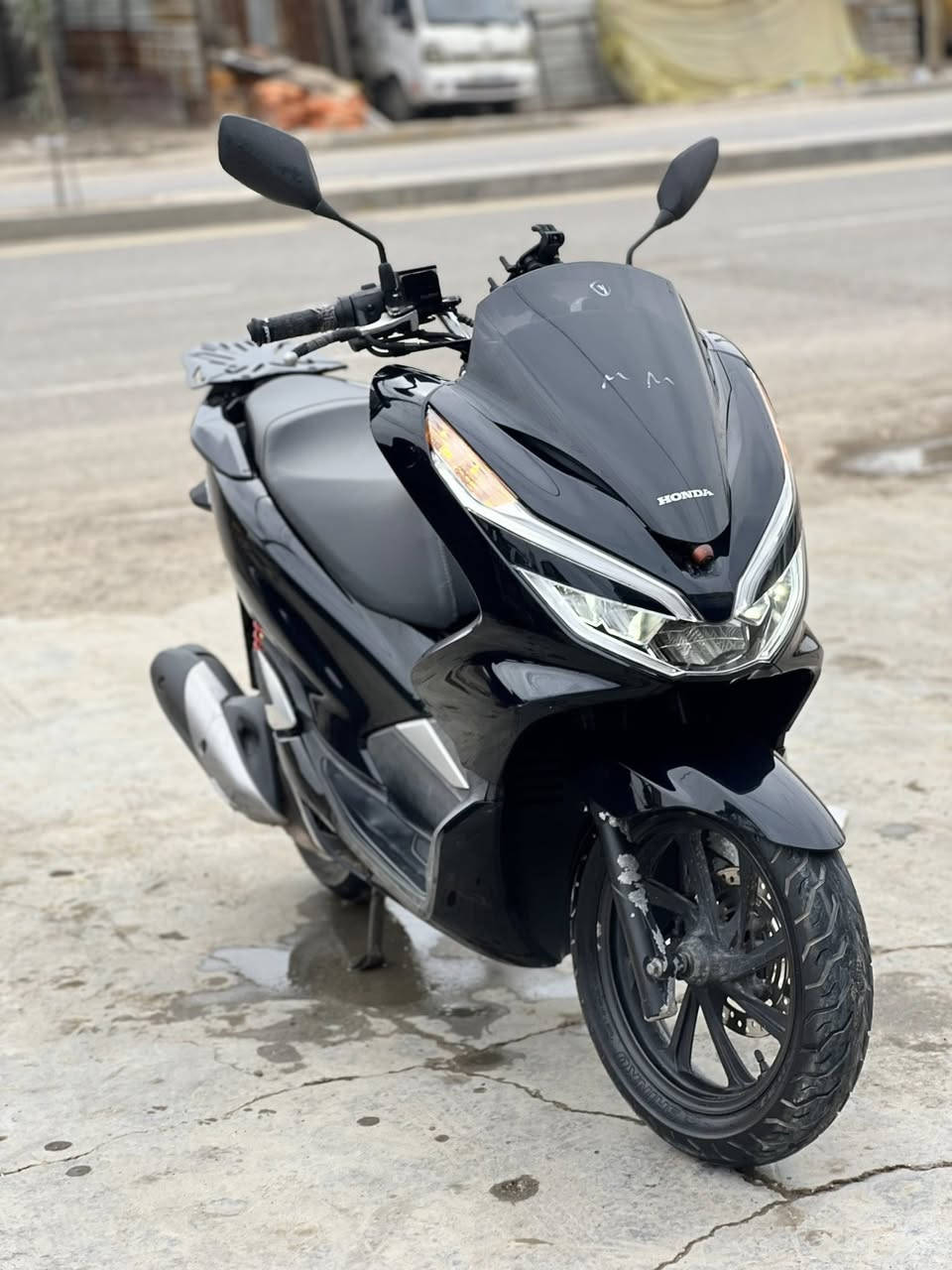 سلام عليكم ورحمة الله وبركاته دراجهpcx الجيل الثالث دراجه رمبه كامرات امامي وخلفي وجيبي اس وتدفئة مكفوله كفاله عامه وحساس ازدحام بصمه  العنوان بغداد حي نصر رقم الهاتف ***********
