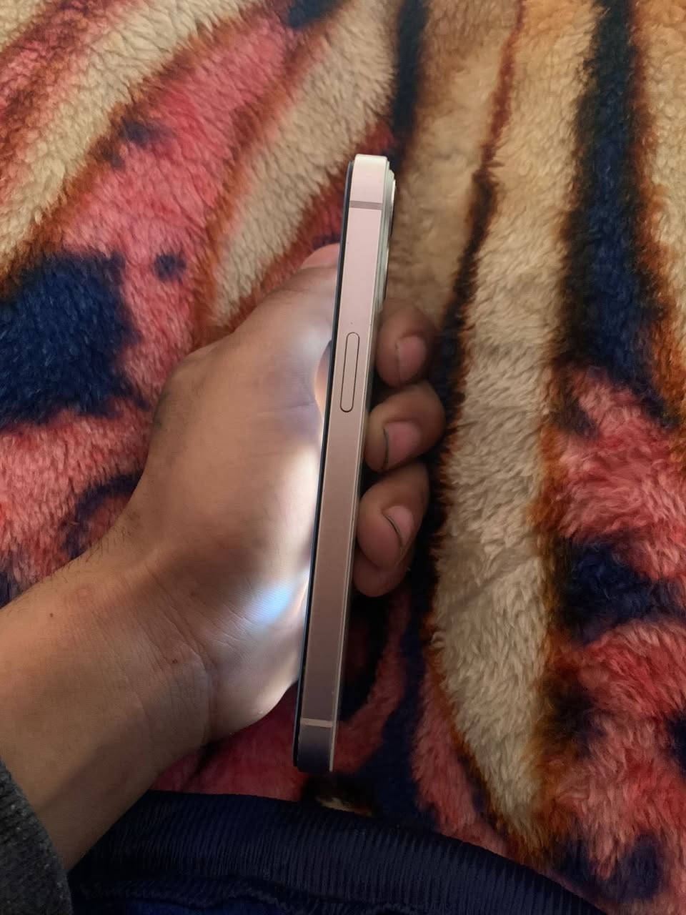 سلام عليكم 13عادي ذاكره 128 مبدل بطاريه اصليه وشاشه اصليه انطيك ضمان بيهن في أيدي متوقف فقط بي هاذ فطر بضهر جوه مامبين خفيف كلش سعر250بي مجال. ***********
