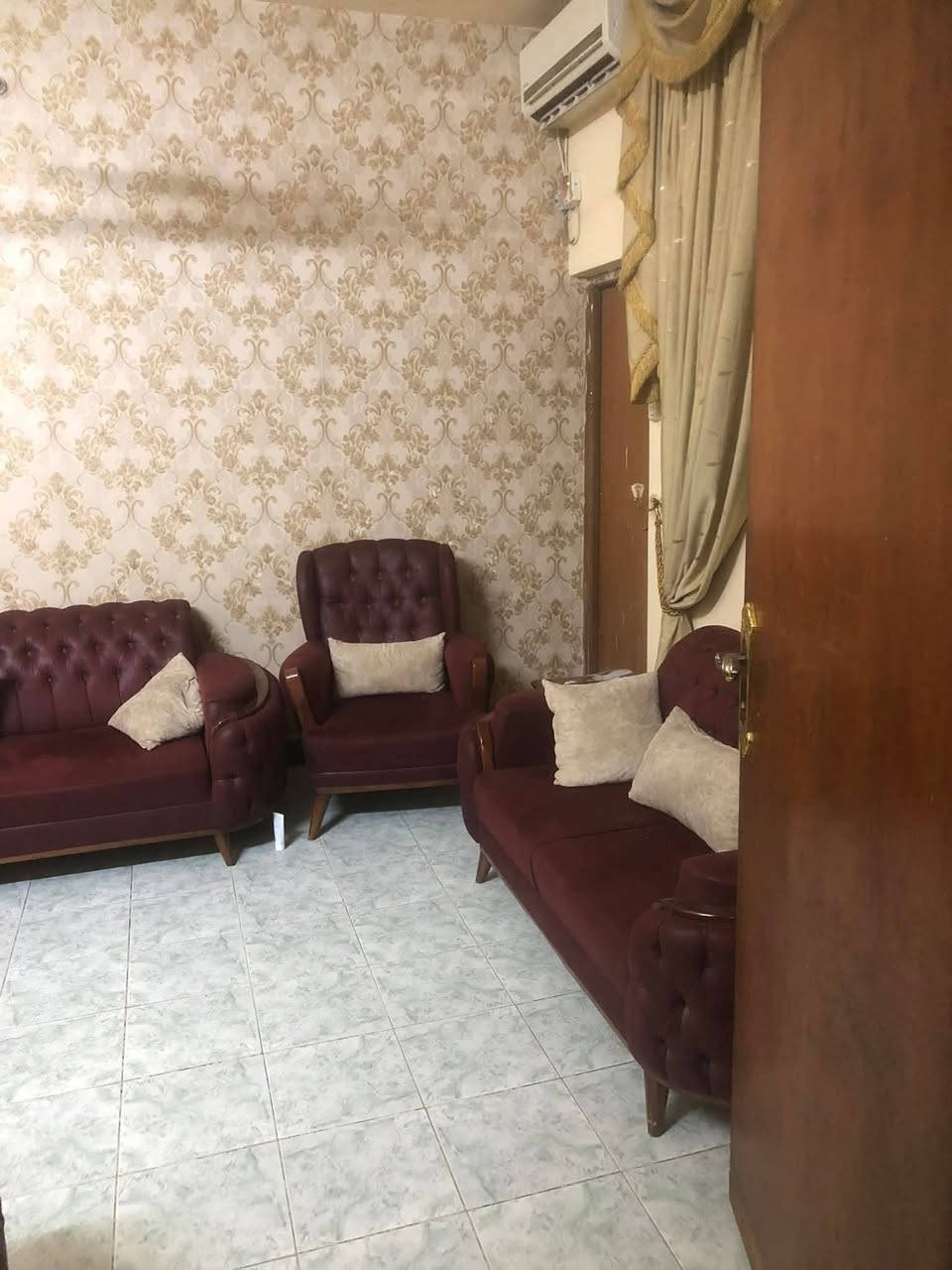 للبيع بيت 105
واجهة 7 
نزال 15 
4 غرف نوم 
استقبال + مطبخ 
حولي + منور 
3 صحيات 
بيتونه+ سطحين
قرب قاسم نافورة
مجاور سياج مدرسة الانفال 
للاستفسار 
***********
