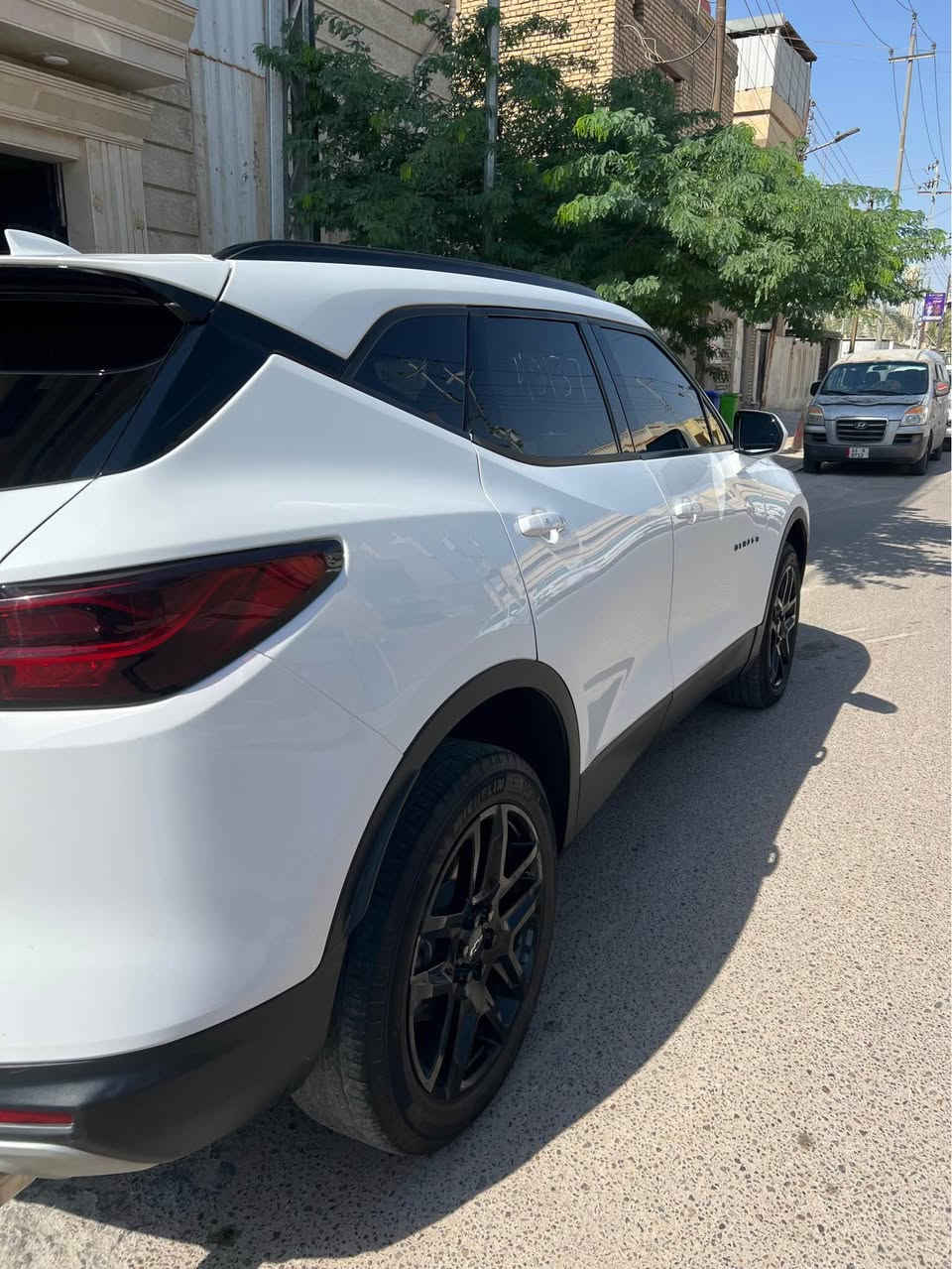 السلام عليكم  شفر بلايزر ٢٠٢٤ 
وارد امريكي السيارة حادثهة موضح امامك ب الصور قطعتين البنيد مبدل والجاملغ راجع نفسة 
السيارة فول مواصفات للاخير السيارة بلاك توب 
السيارة بيها فحص مؤقت منفيسها ب اسمي 
العنوان البصرة 
***********
بيع او مراوس Singapore
